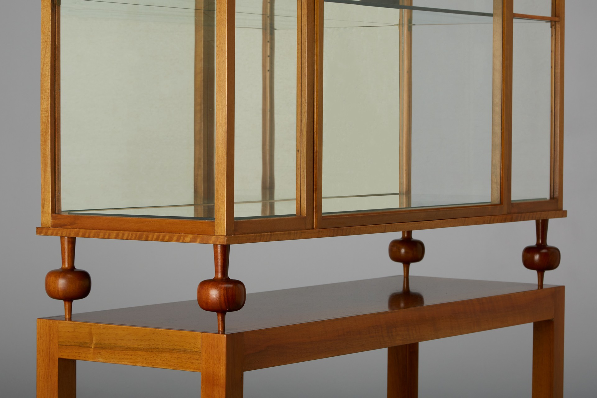 Cabinet Model no. 2077 image 4