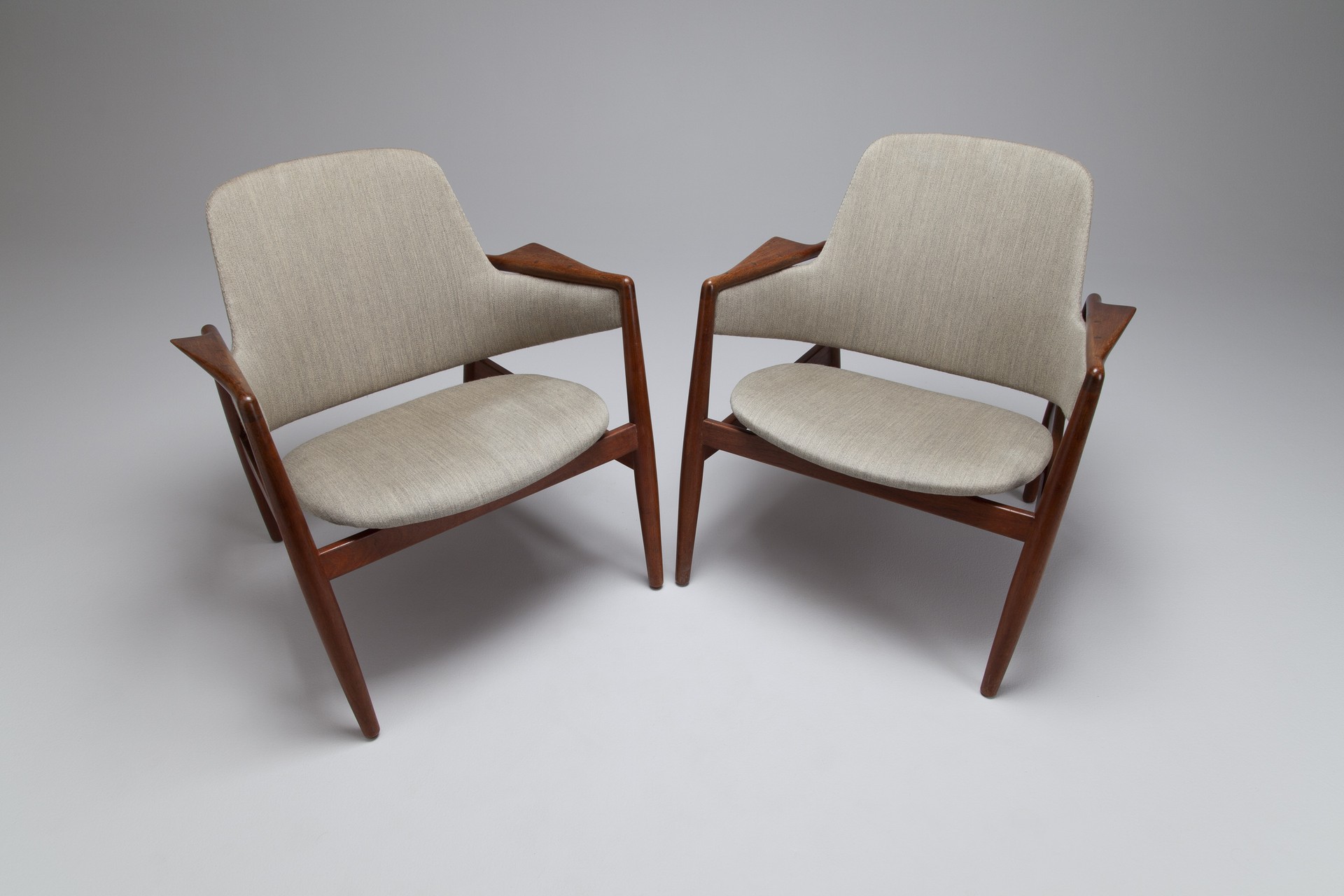 A Pair of Easy Chairs image 3