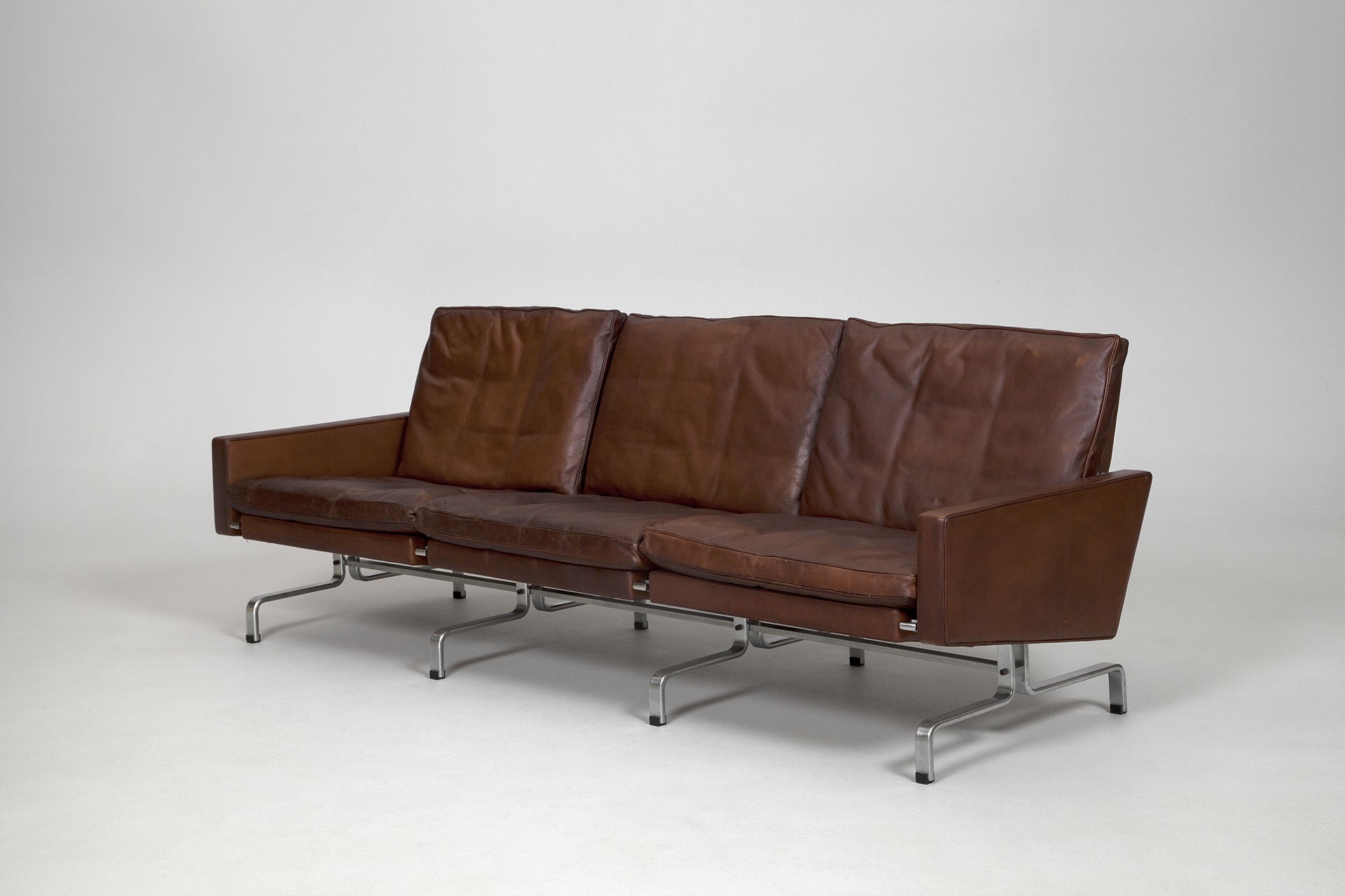 PK 31/3 Sofa and PK 31/1 Chairs image 2