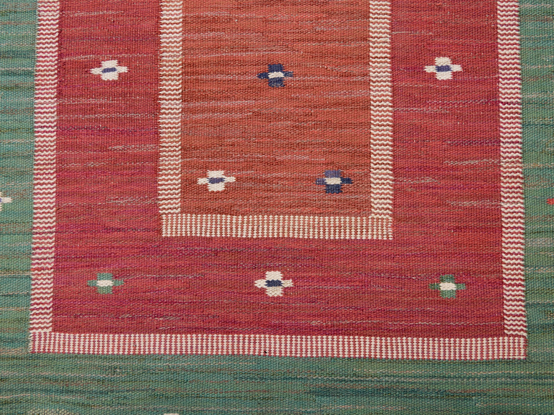 'Röda Bårdmattan med grönt' Carpet image 4