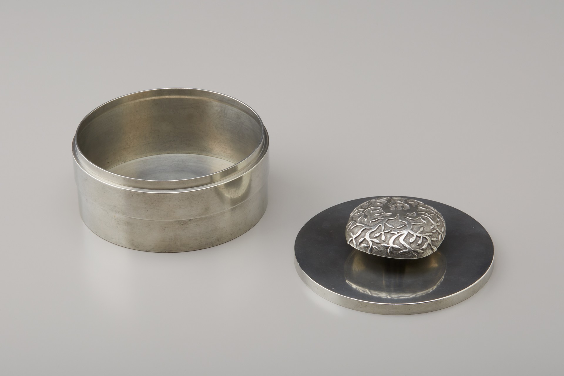 Cylindrical Vessel with Cover image 2