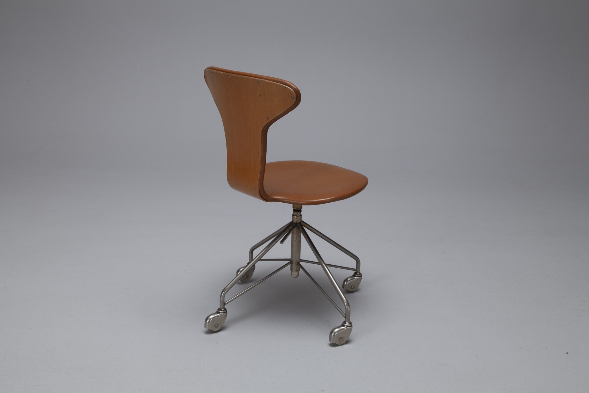 'Mosquito' Adjustable Swivel Chair image 2