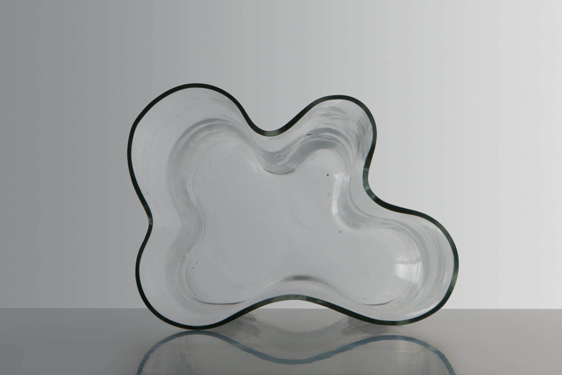Tall 'Savoy' vase, Model no. 9753 image 5