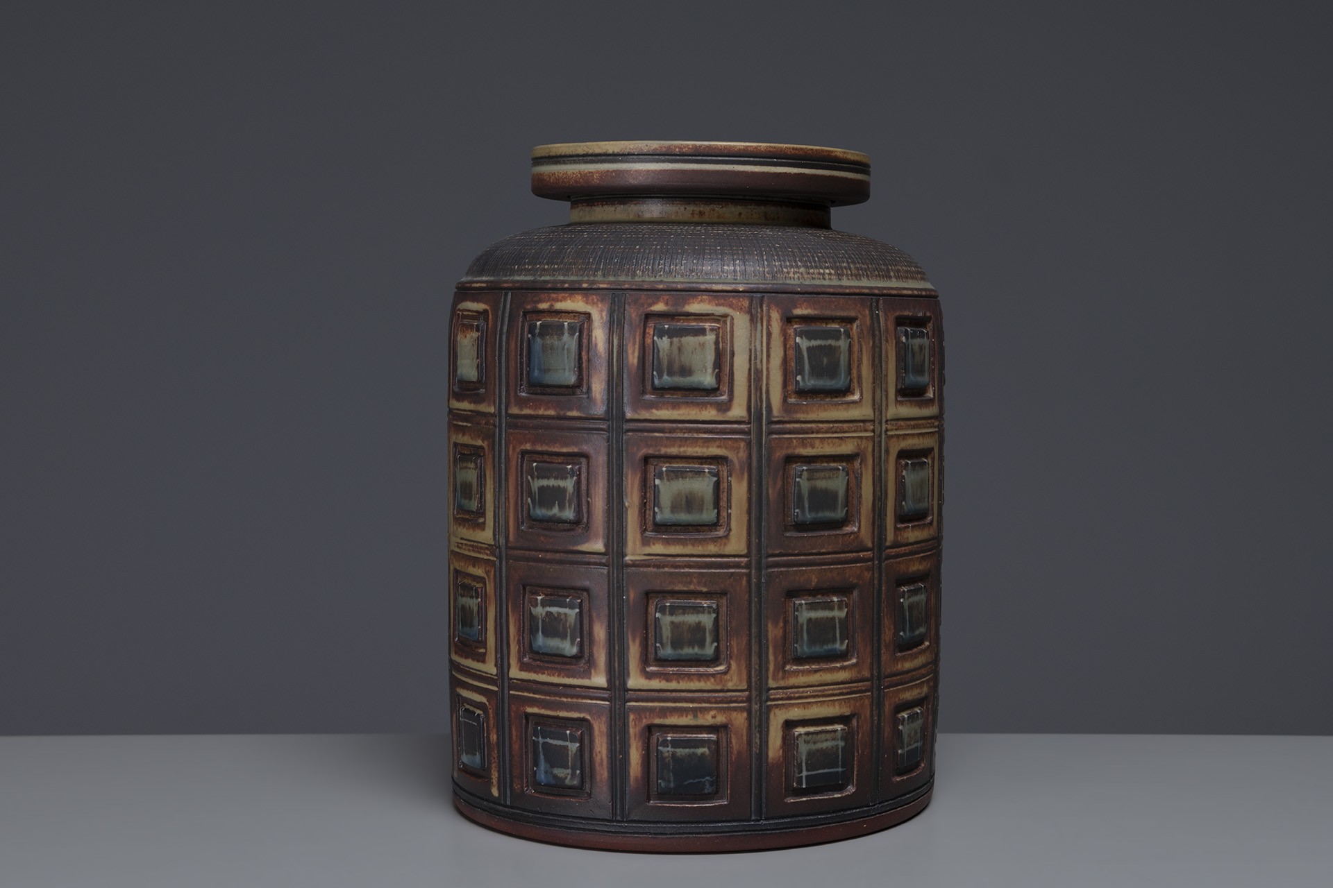 Large Farsta Urn image 2