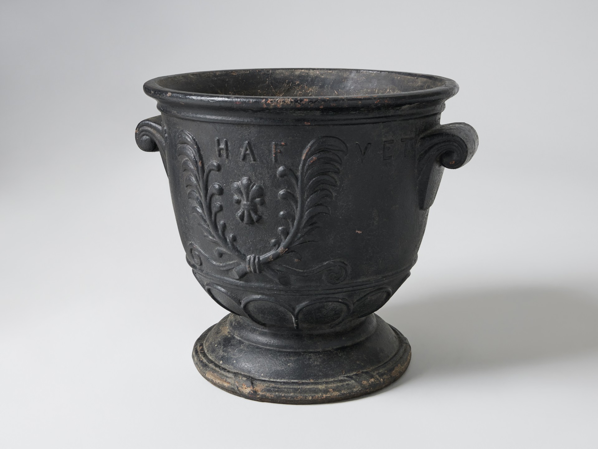 Pair of Urns image 6