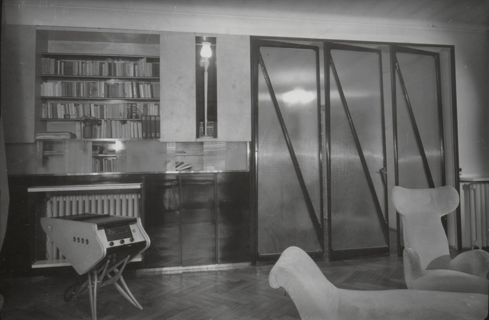 Contemporary image of the living room of Casa Ada and Cesare Minola, with the doors in situ.