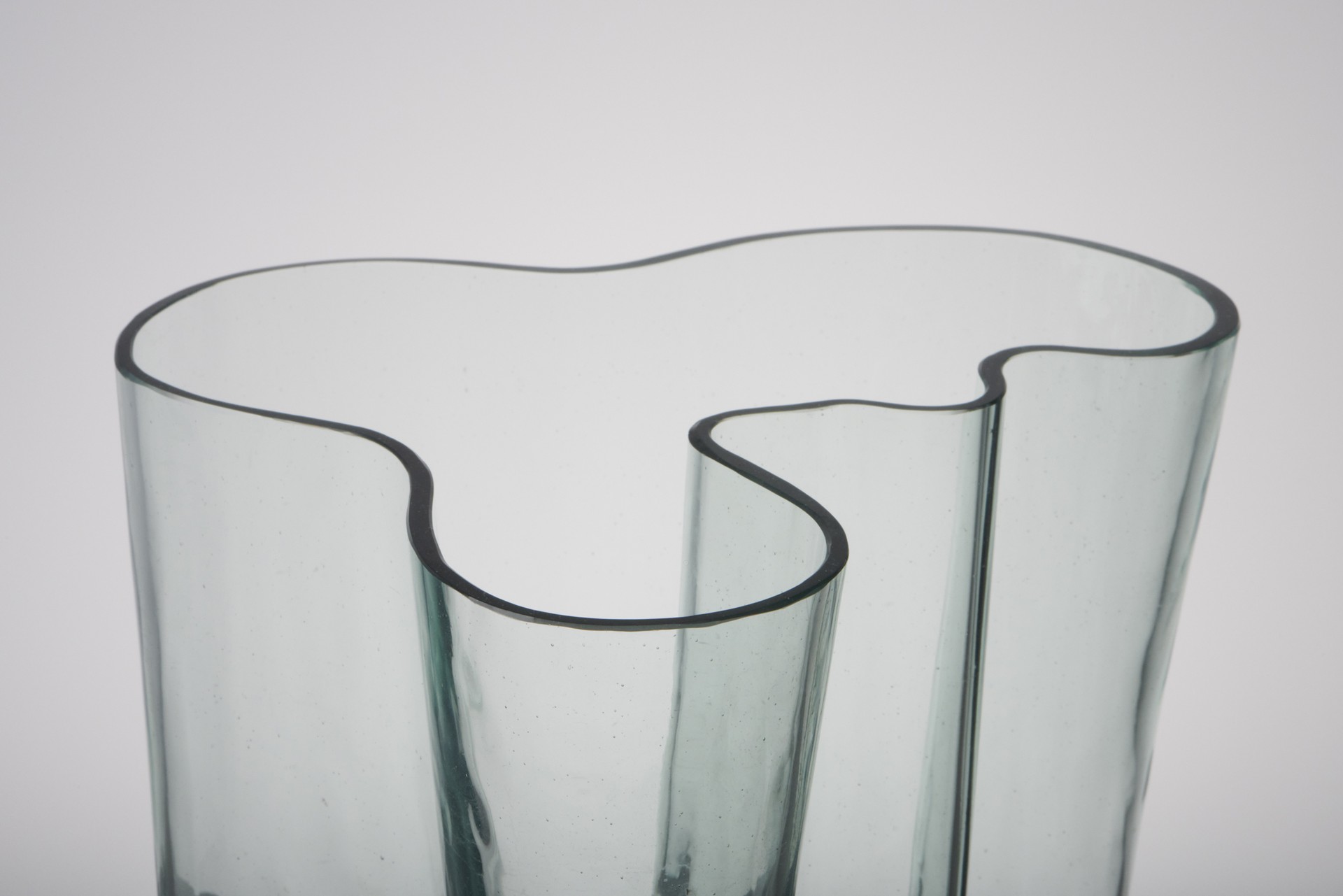 Early 'Savoy' Vase, Model no. 9750 image 4