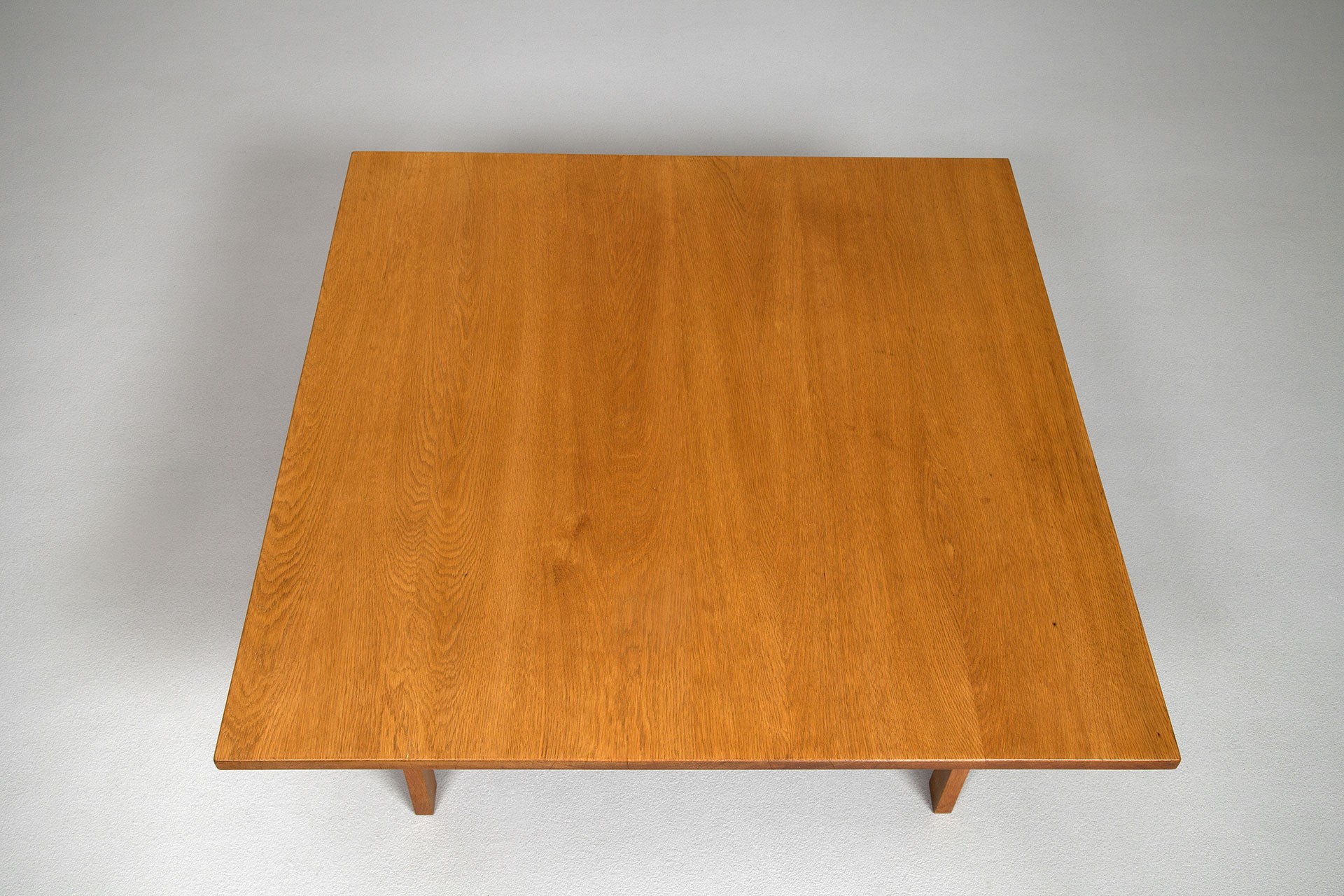 Square Table image 3