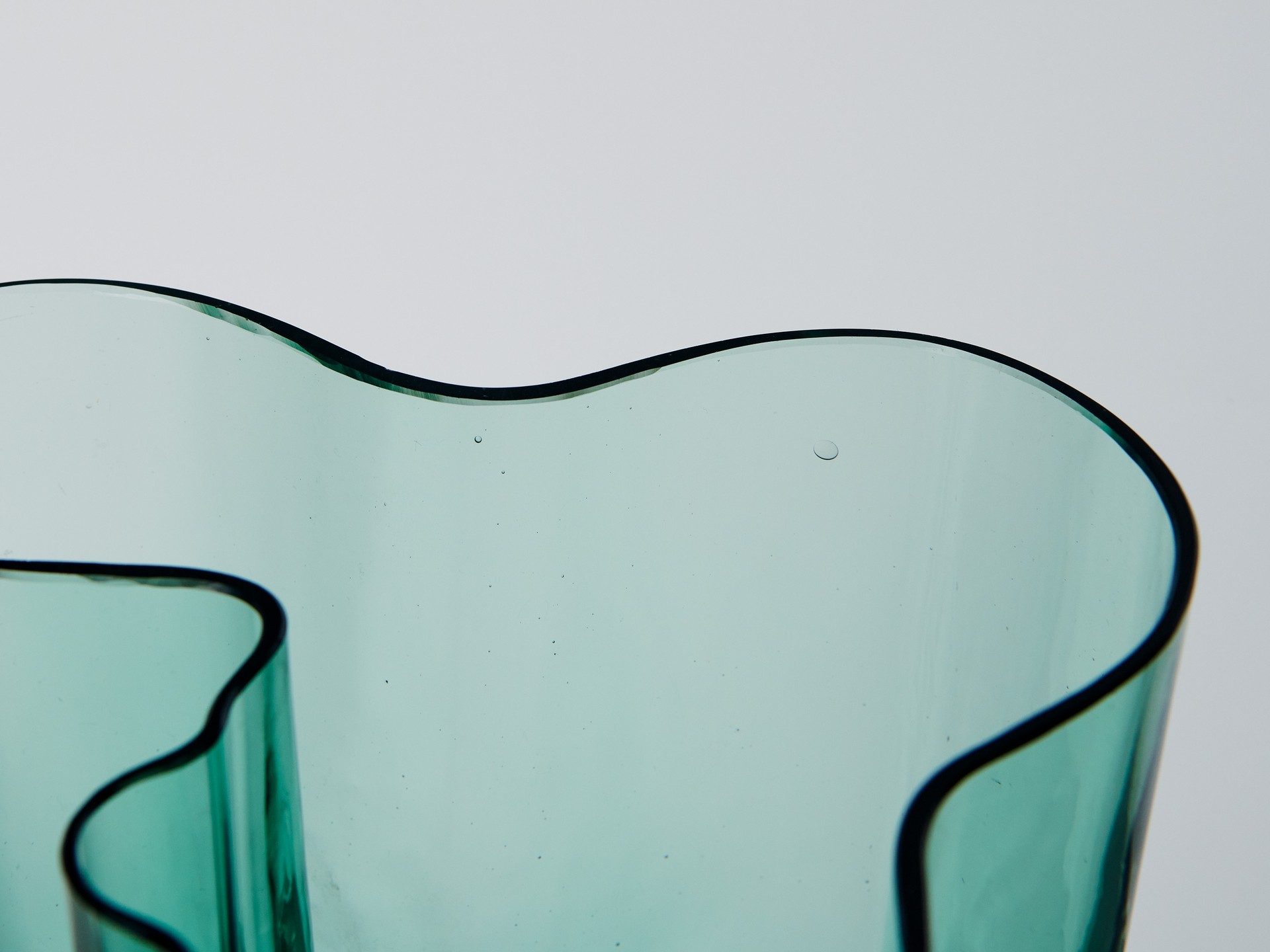 Early 'Savoy' Vase image 8