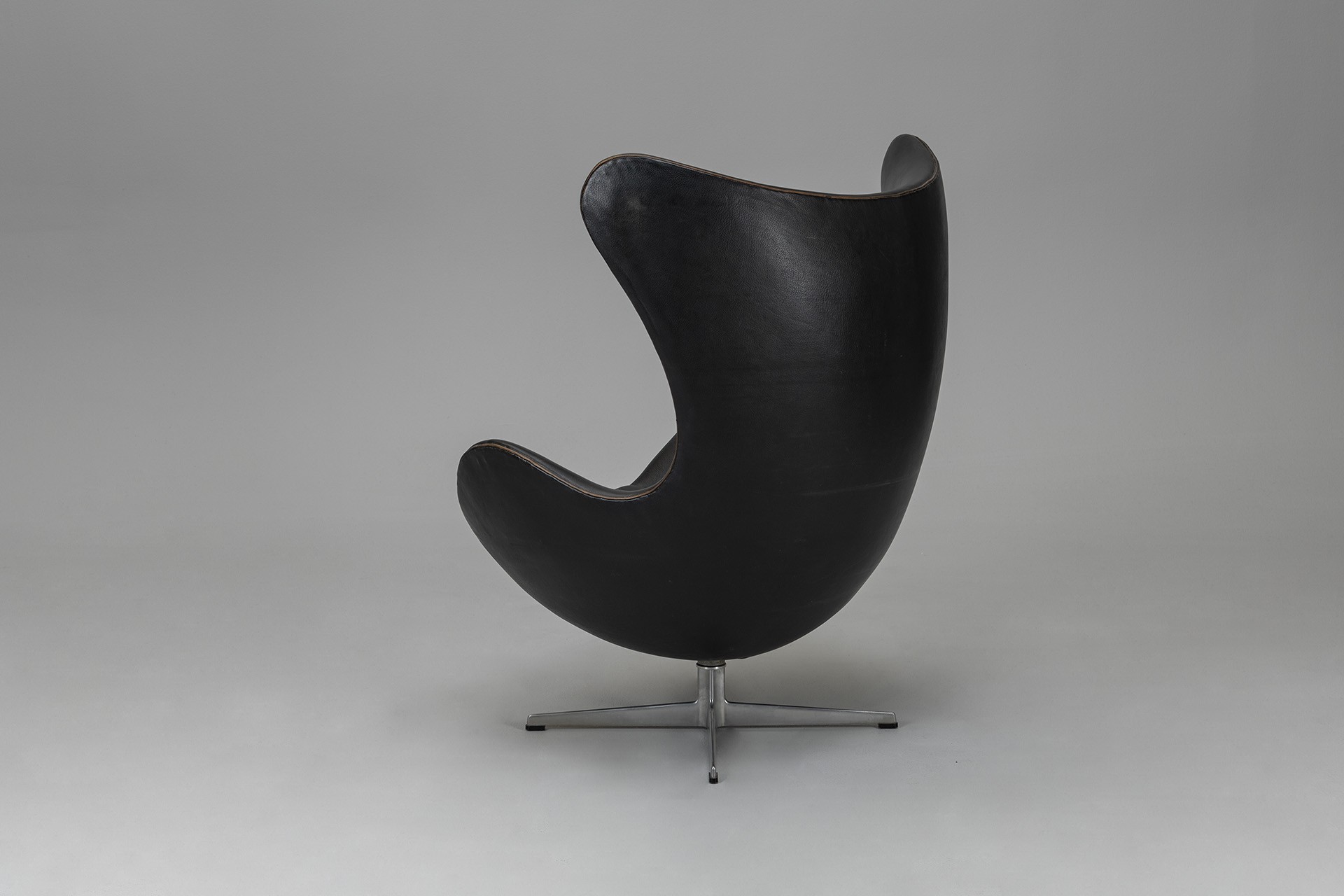 Egg Chair With Ottoman image 6