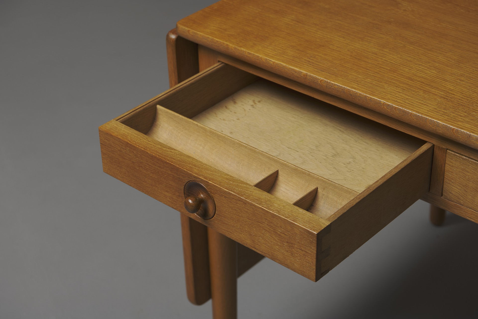 Desk, Model no. AT 305 image 4