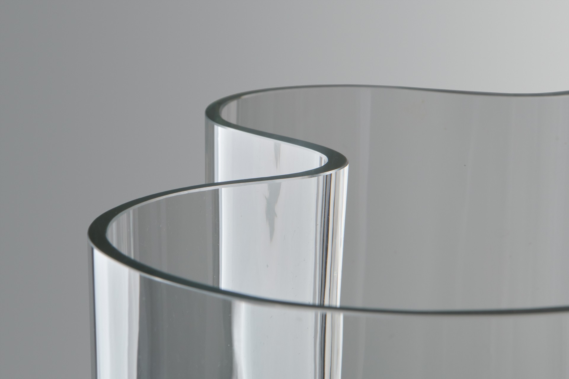 Tall 'Savoy' vase, Model no. 9753 image 4