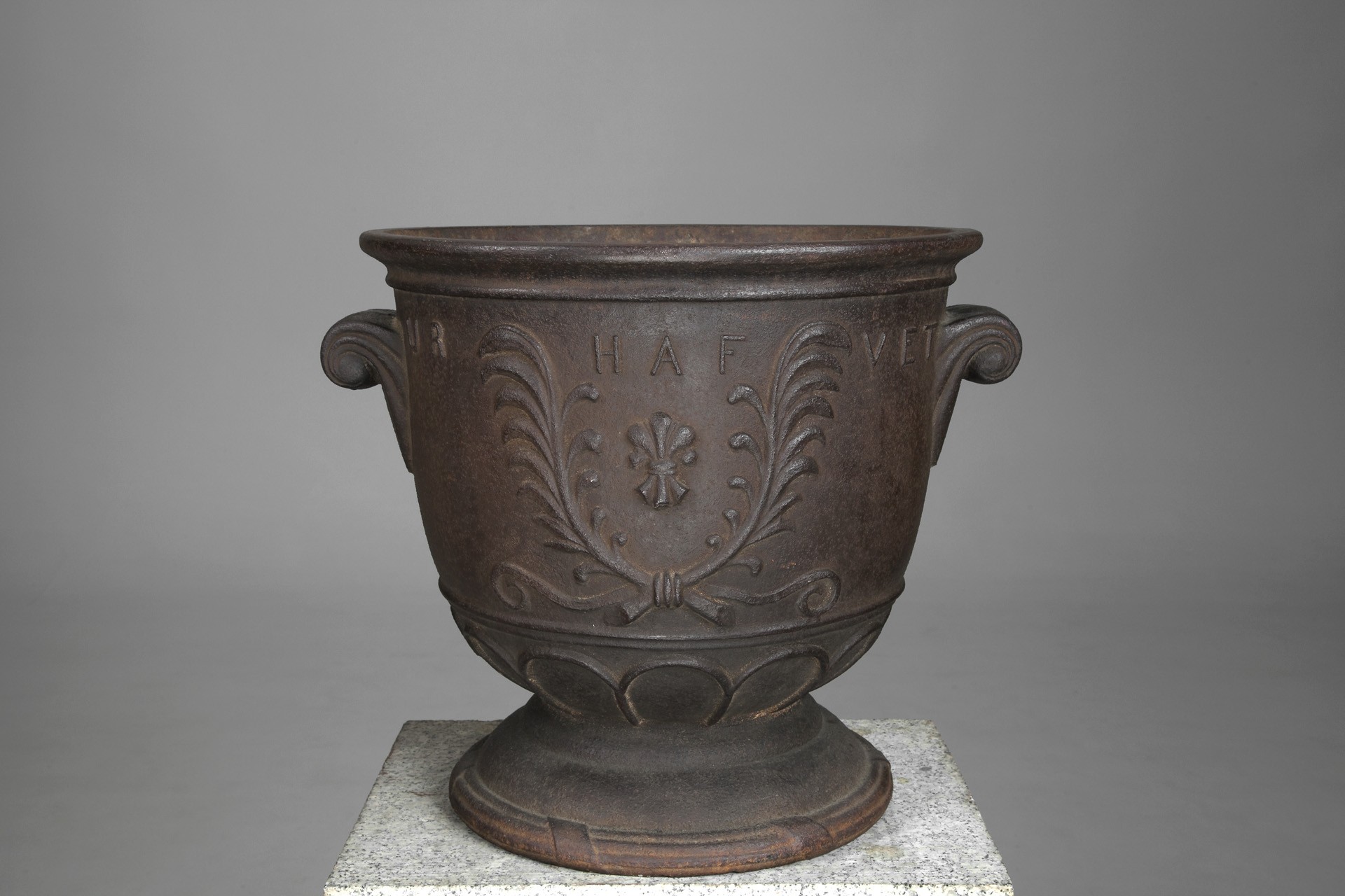 Pair of Näfveqvarns Urns image 3
