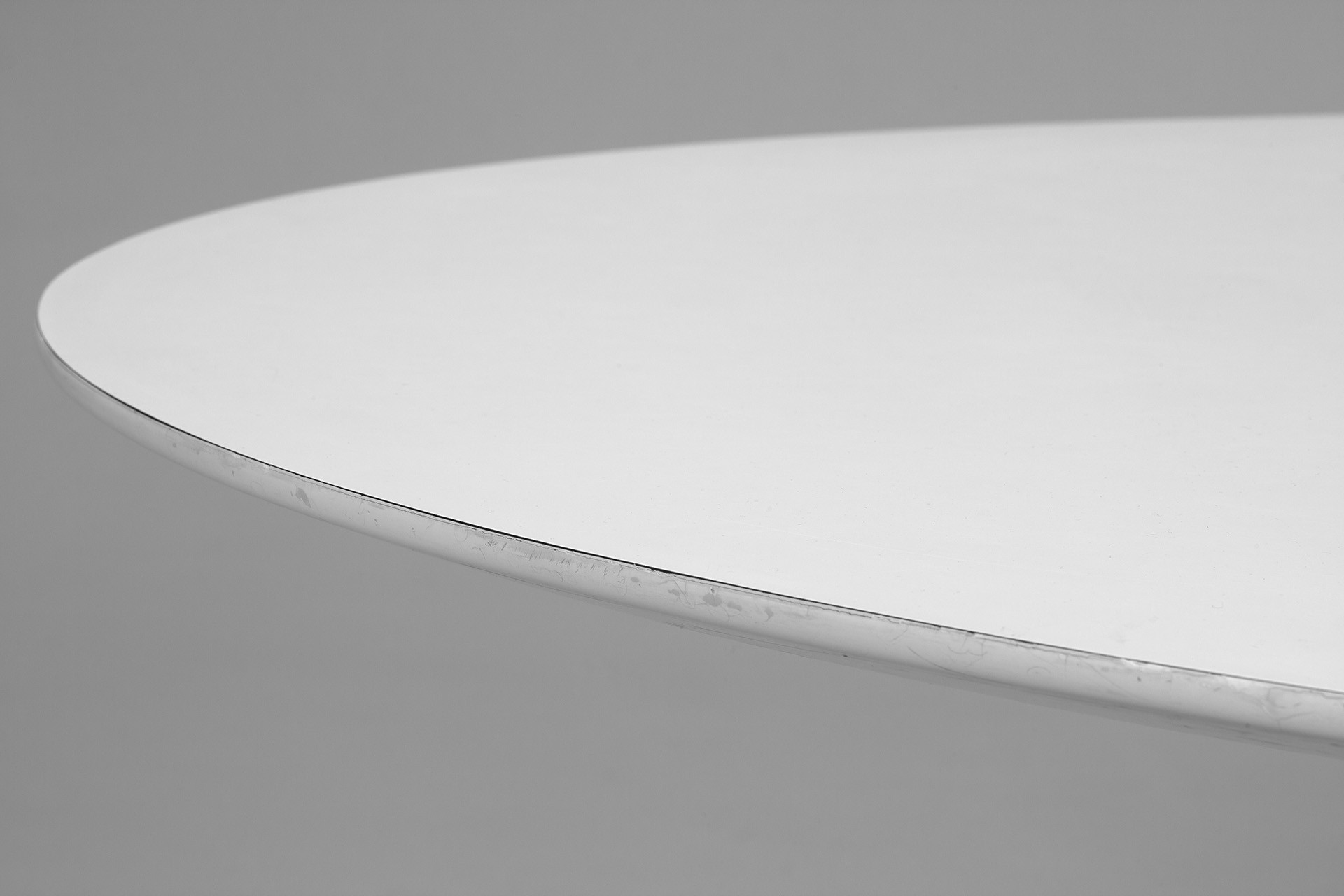 Oval "Tulip" Table image 4