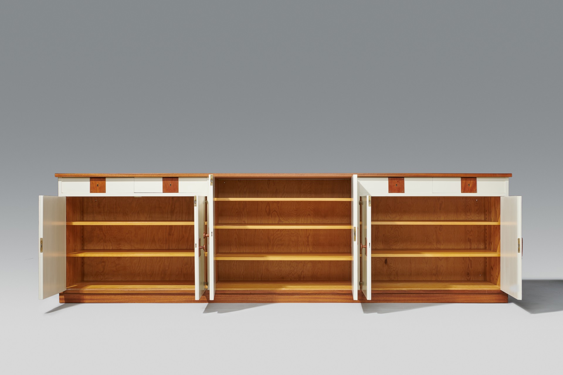 Sideboard image 3