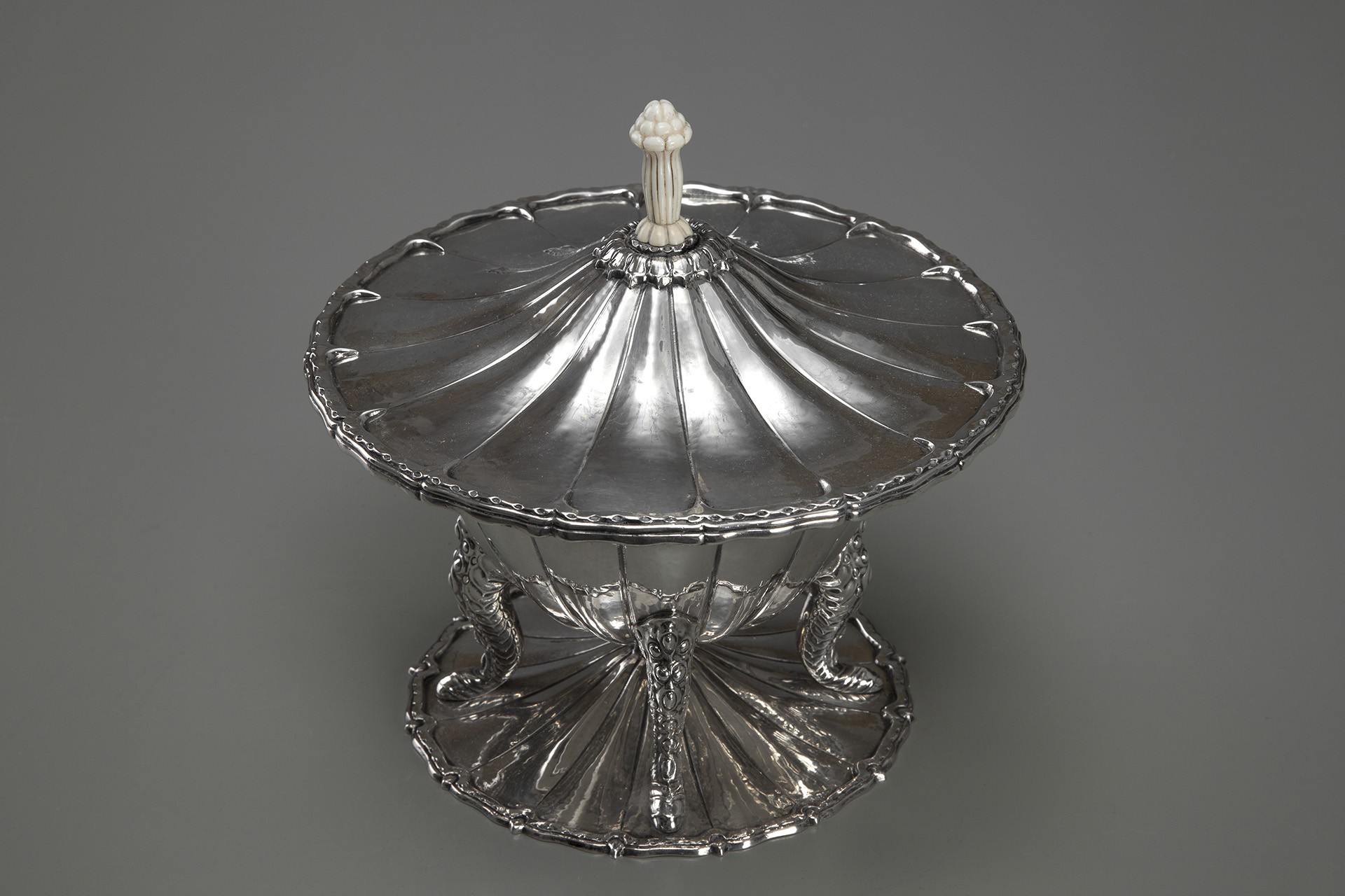 Lidded Pokal image 2