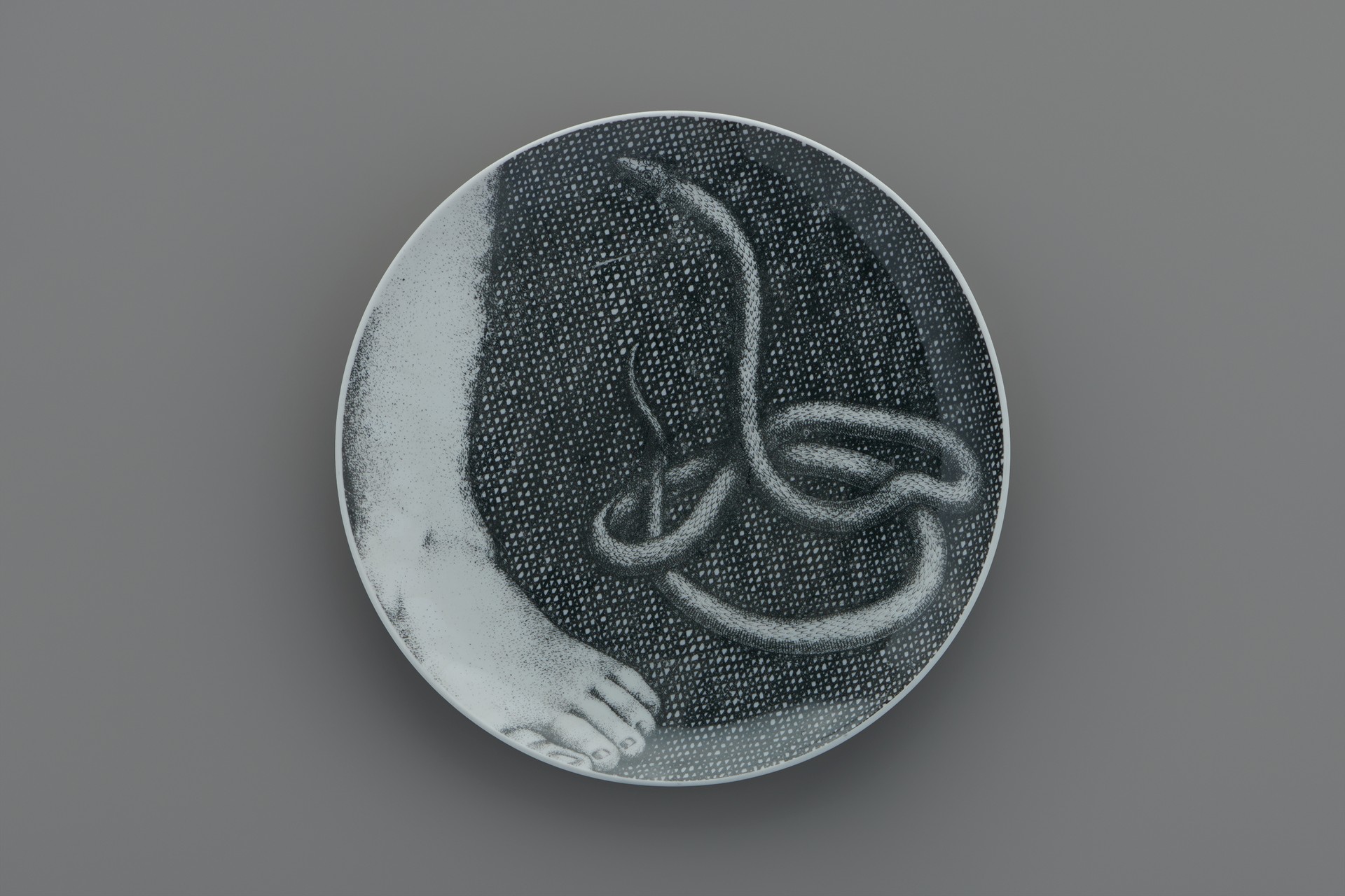 Set of 'Eva' Plates image 3