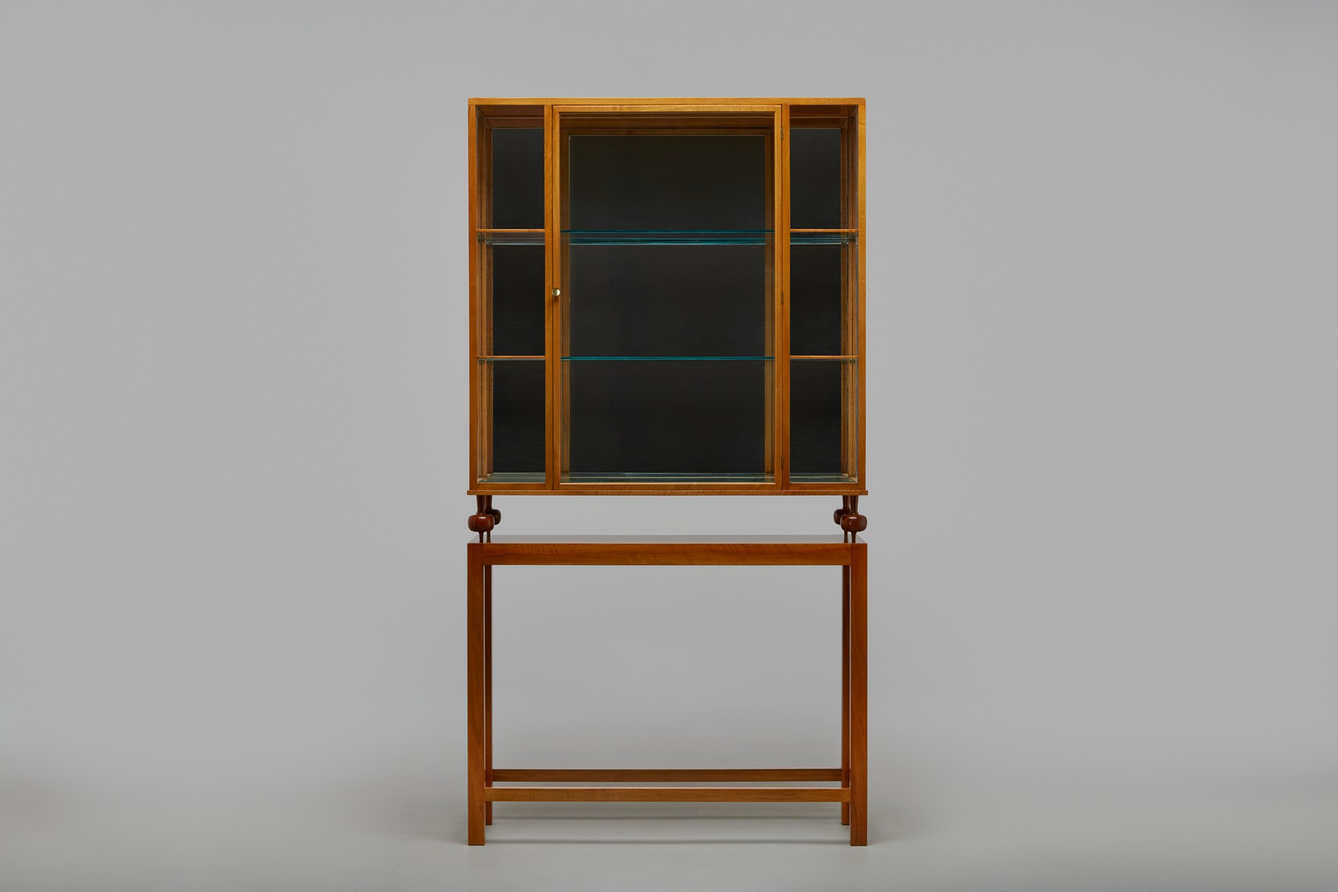 Cabinet Model no. 2077 image 2