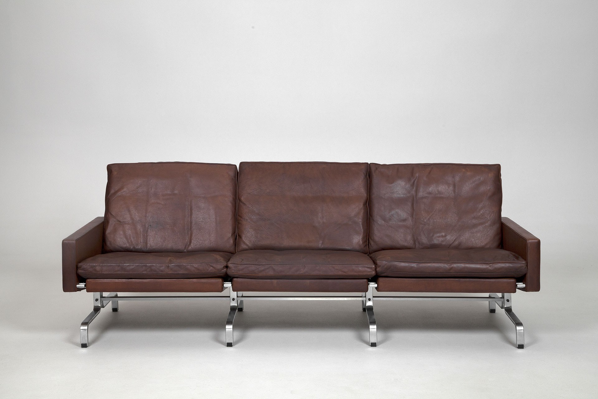 PK 31/3 Sofa and PK 31/1 Chairs image 3