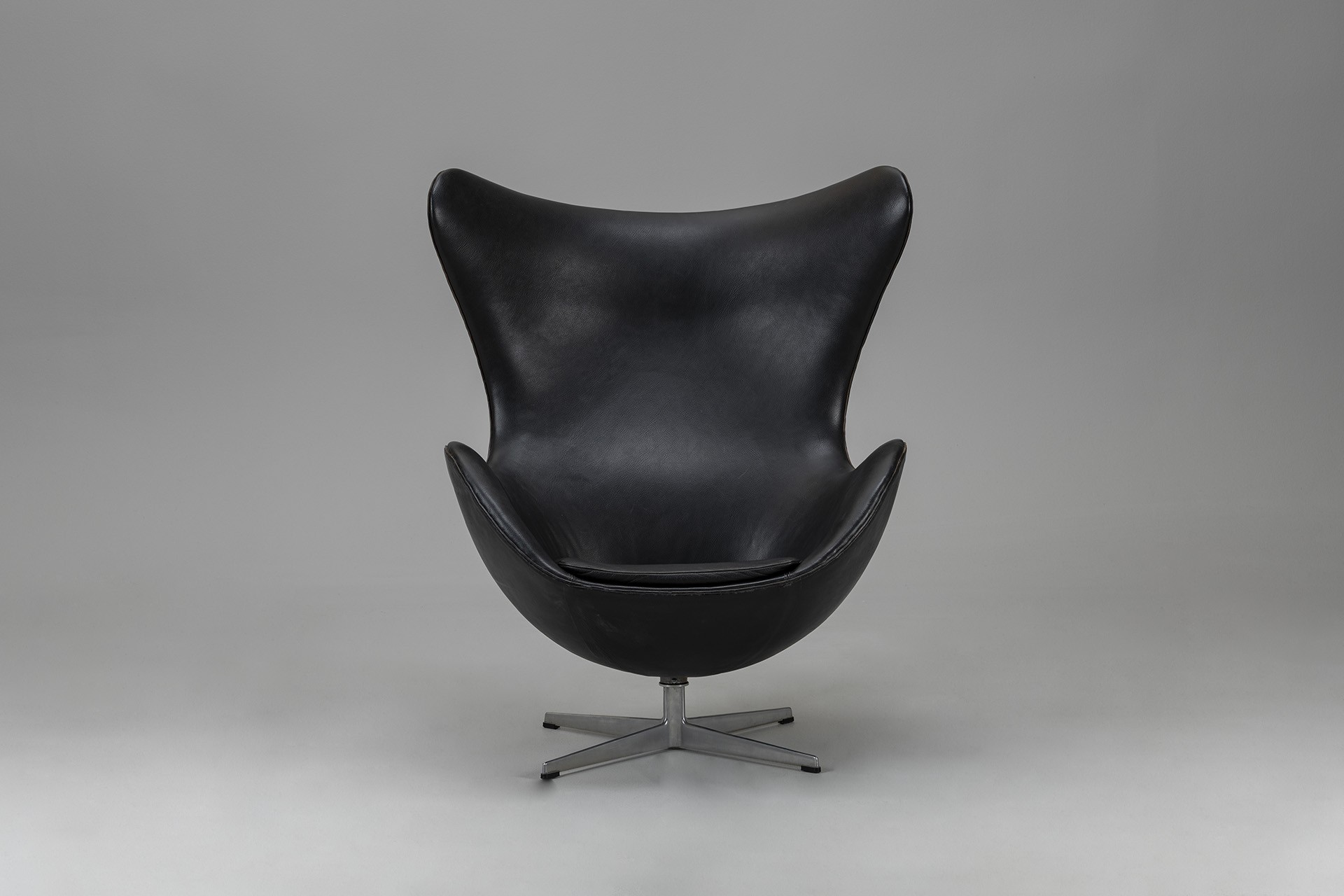 Egg Chair With Ottoman image 4