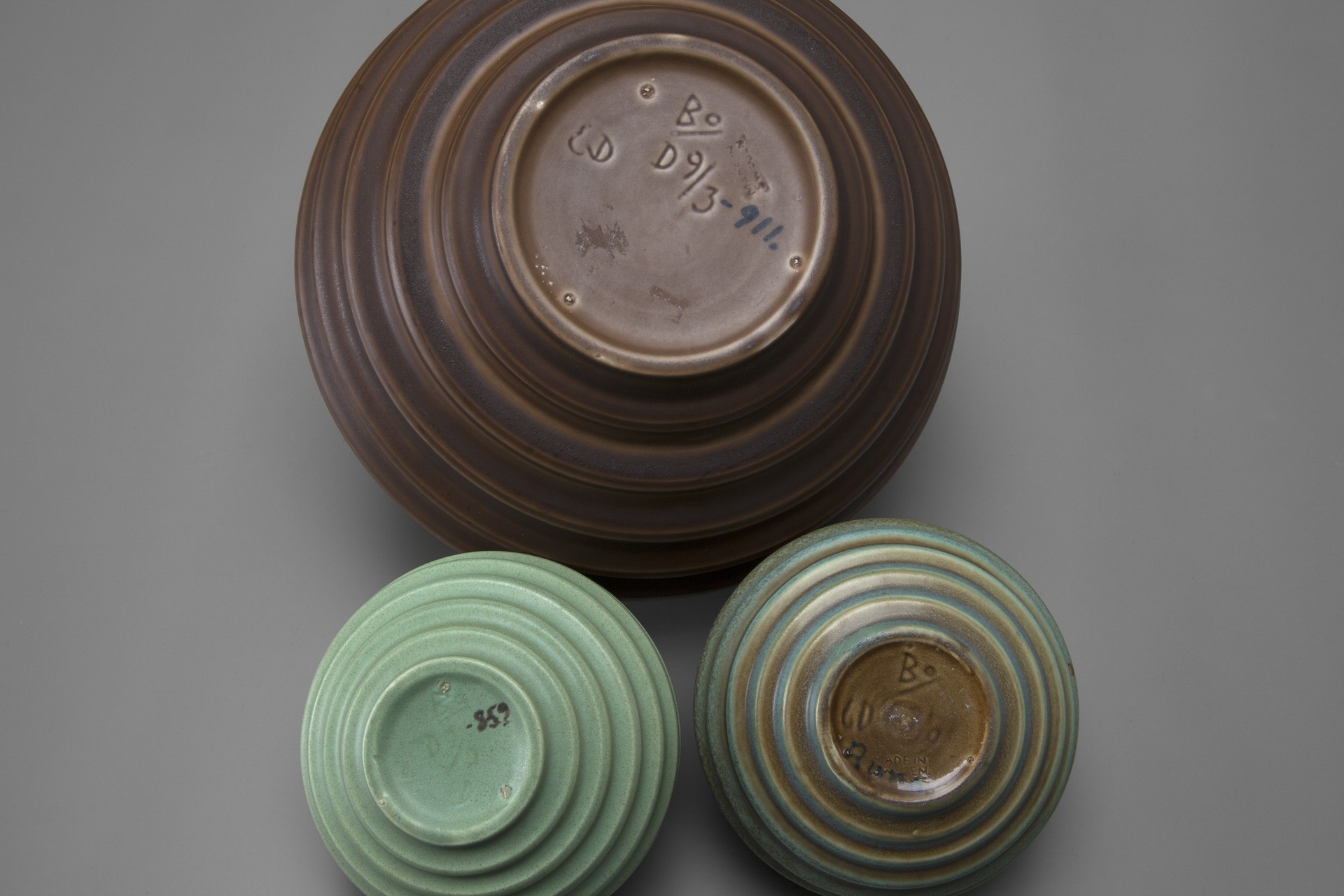 Three Vases image 4