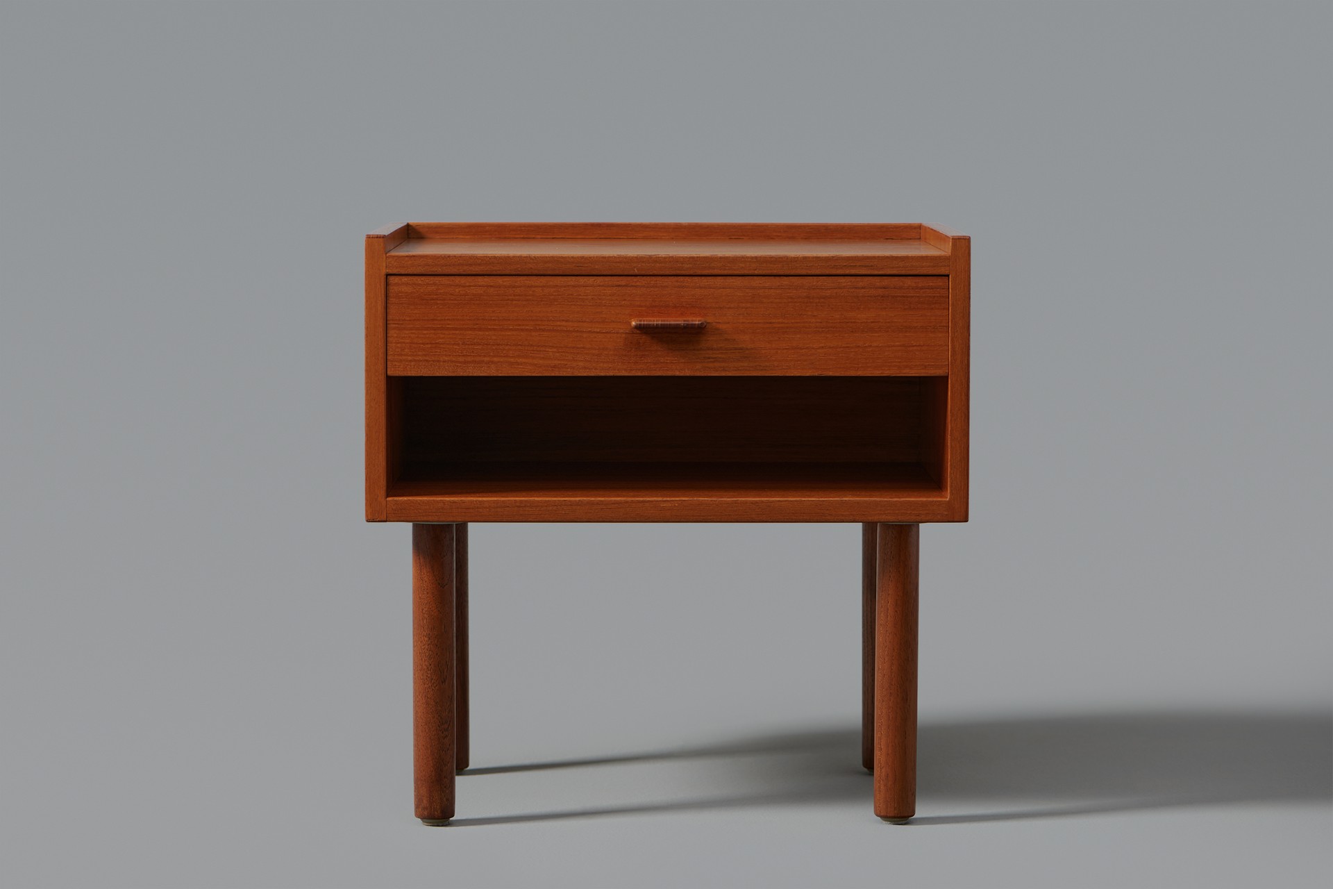Pair of Bedside Tables, Model no. GE 430 image 4