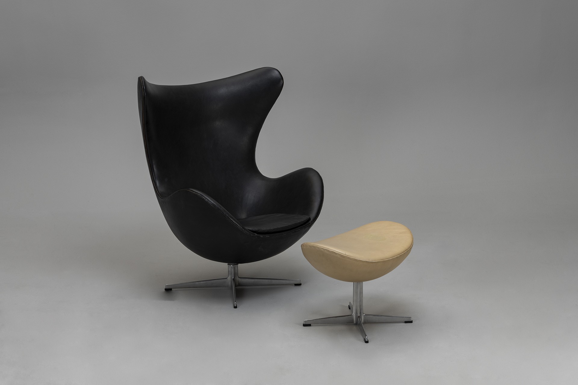 Egg Chair With Ottoman image 2