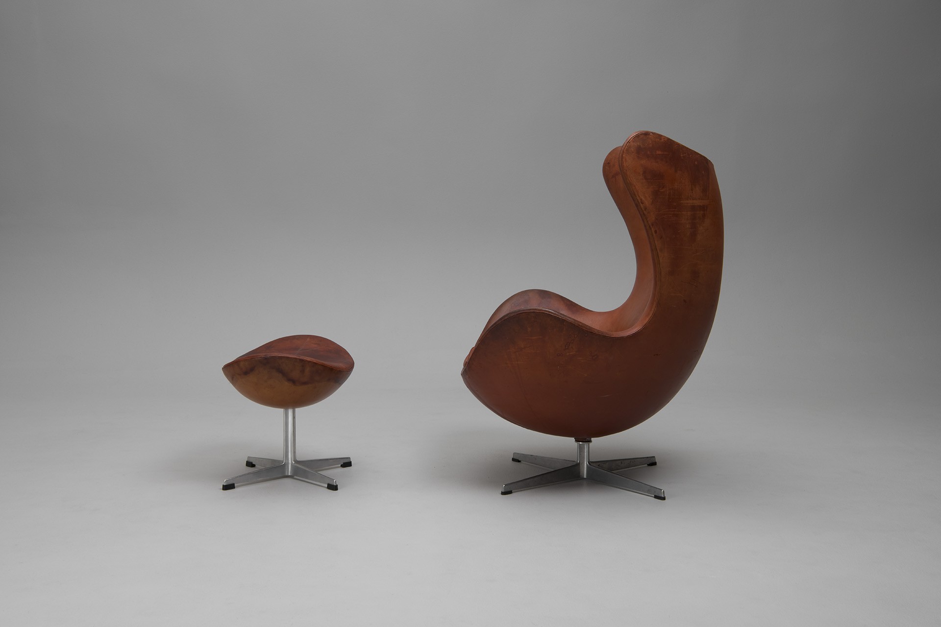 Egg Chair With Ottoman, Model nos 3316 and 3127 image 2