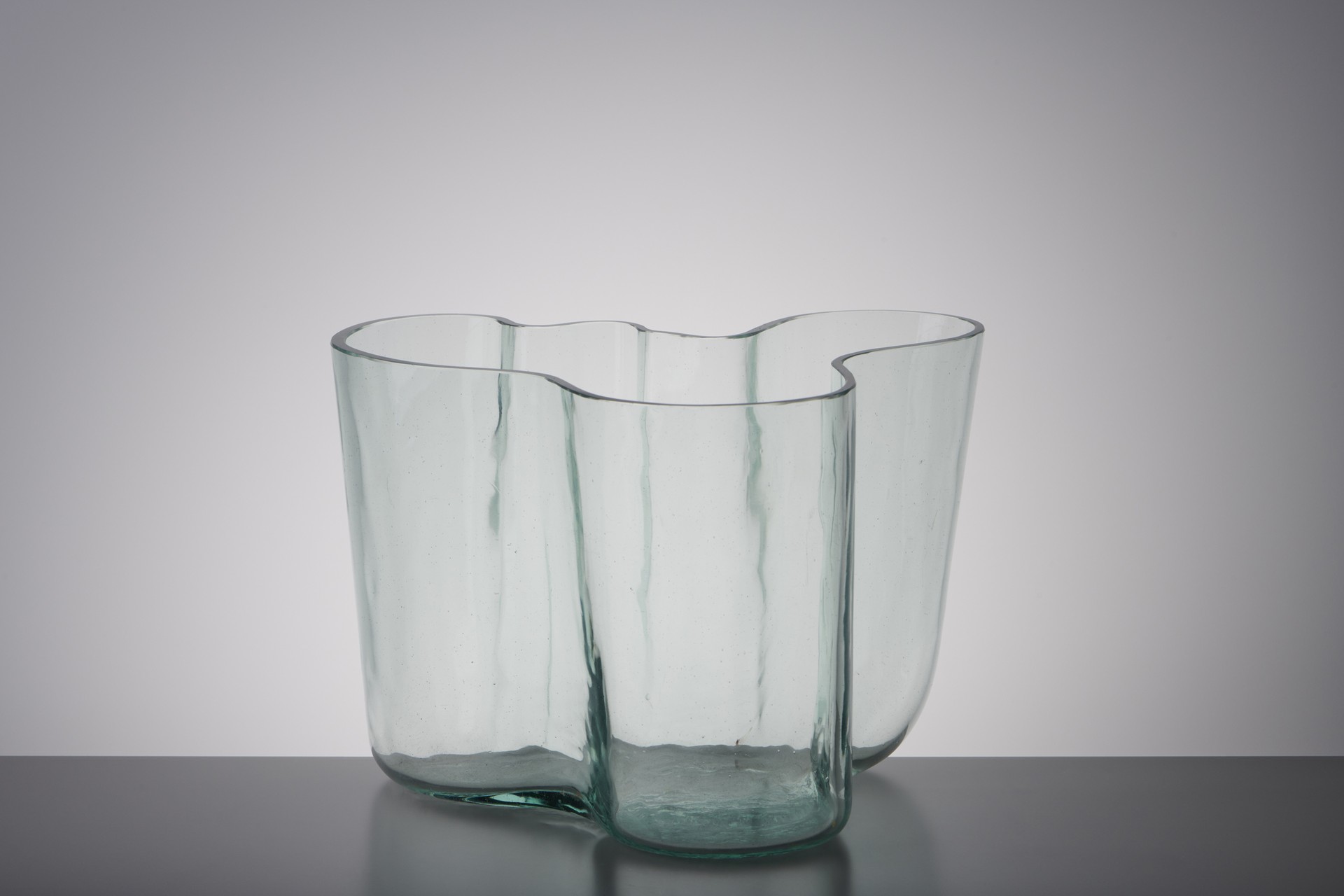 Early 'Savoy' Vase, Model no. 9750 image 2