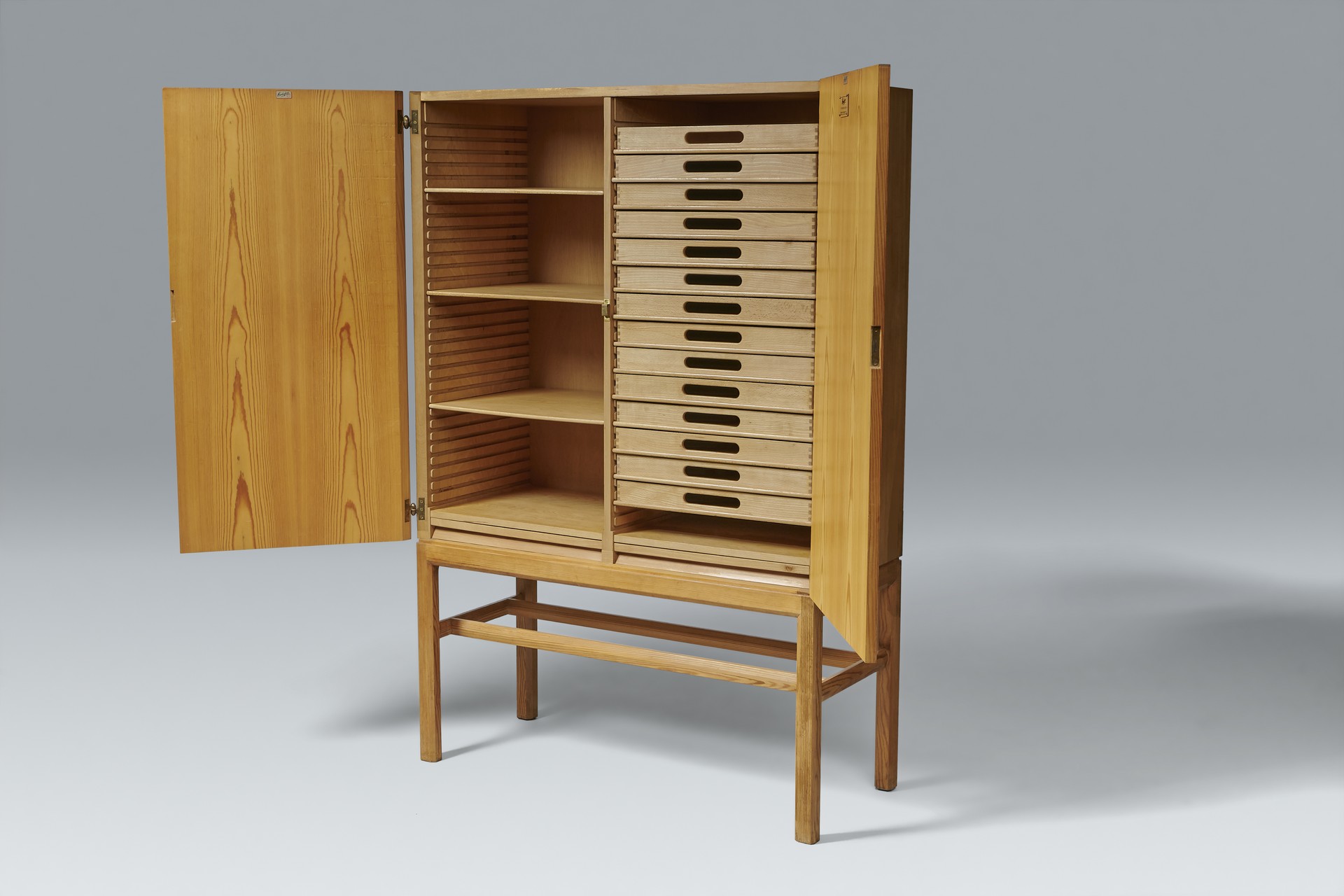 Cabinet image 4
