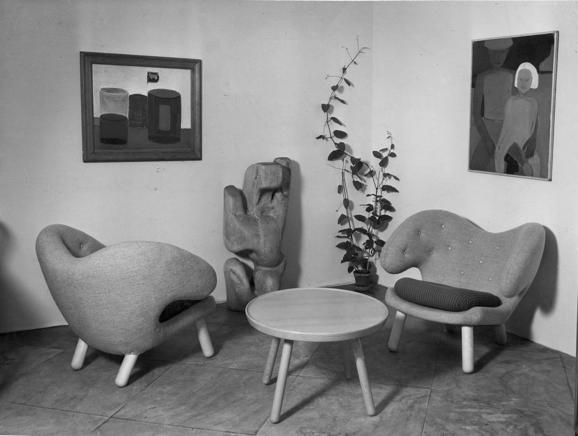 Cabinetmakers' Guild Exhibition, 1940. Finn Juhl introduced his 'Pelican' chair and table, with in the background a wooden sculpture by Erik Thommesen. Photo:   Hiort, Esbjorn, ’Finn Juhl: furniture, architecture, applied art’, The Danish Architectural Press (Denmark) 1990, p.30.