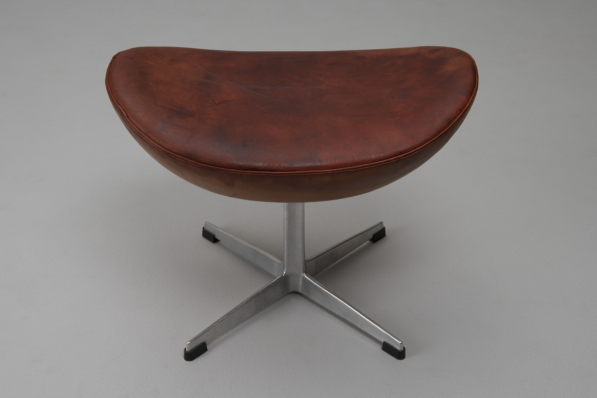 Egg Chair With Ottoman, Model nos 3316 and 3127 image 8