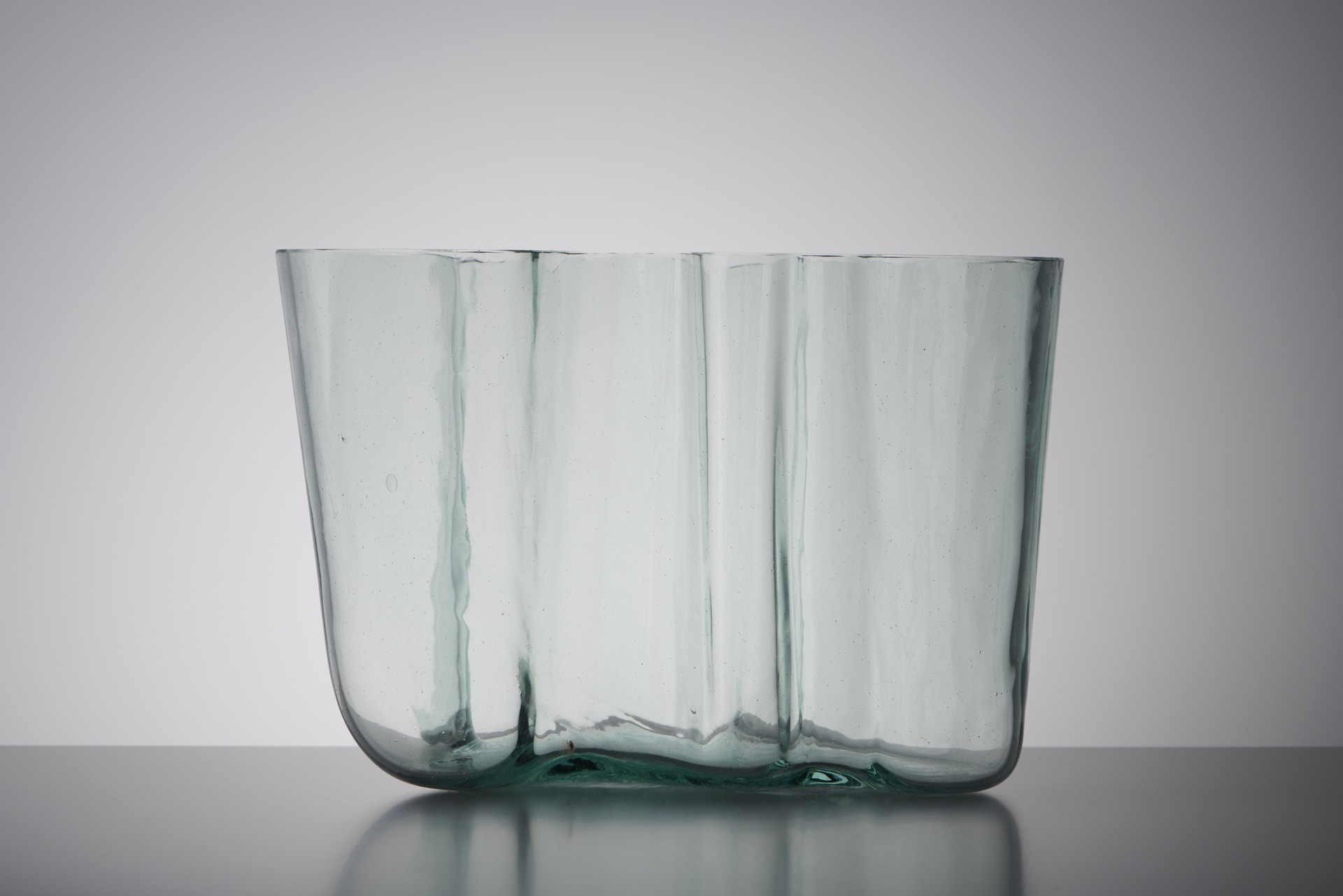 Early 'Savoy' Vase, Model no. 9750 image 3