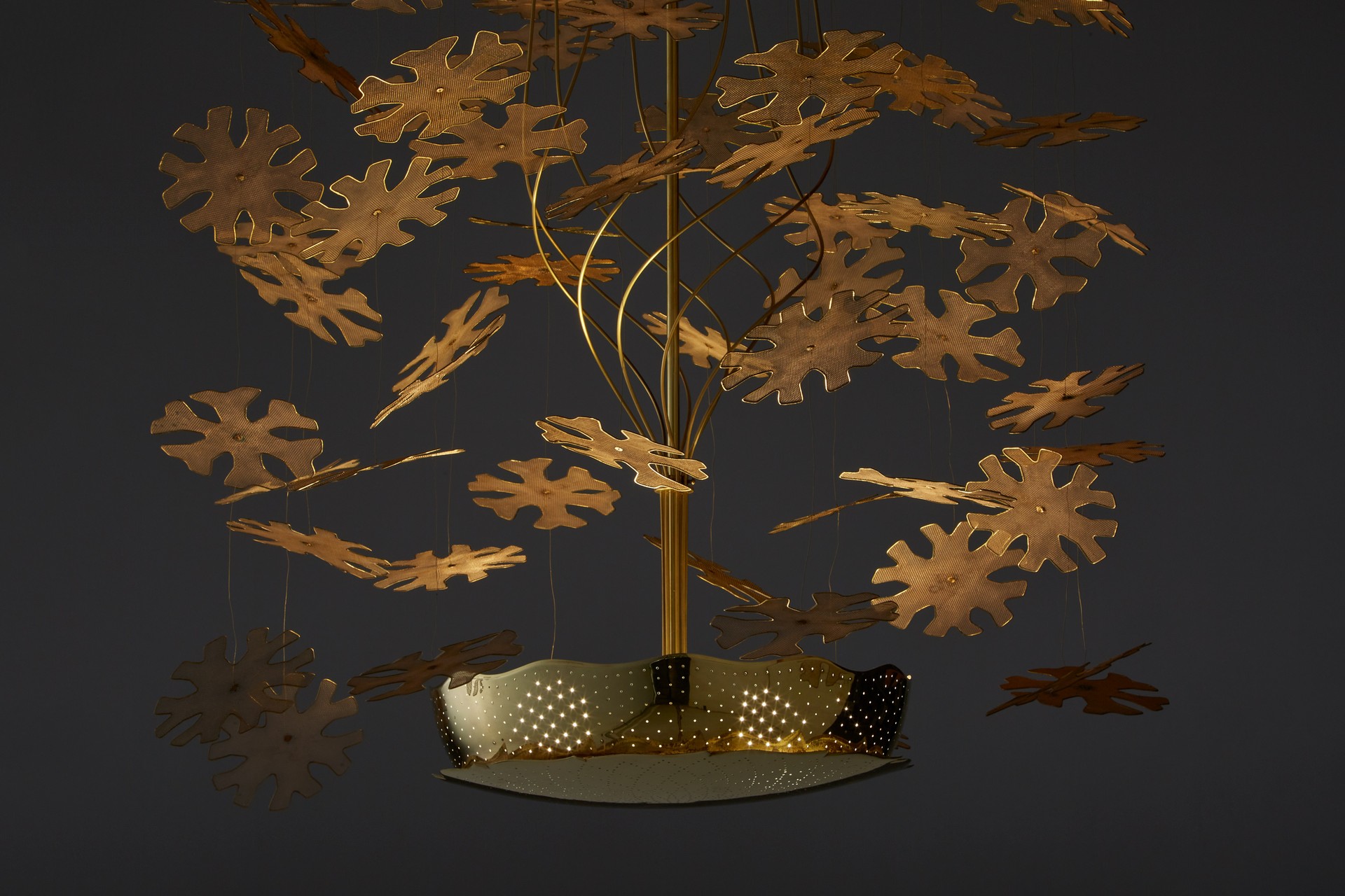 Large 'Snowflake No. 1' Chandelier, Model no. 9014, from the 'Fantasia' Series image 4