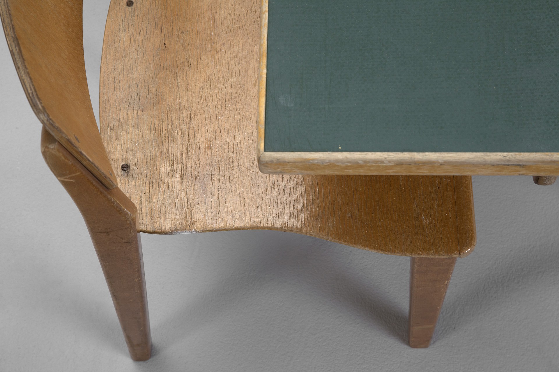 Desk and Chair image 4