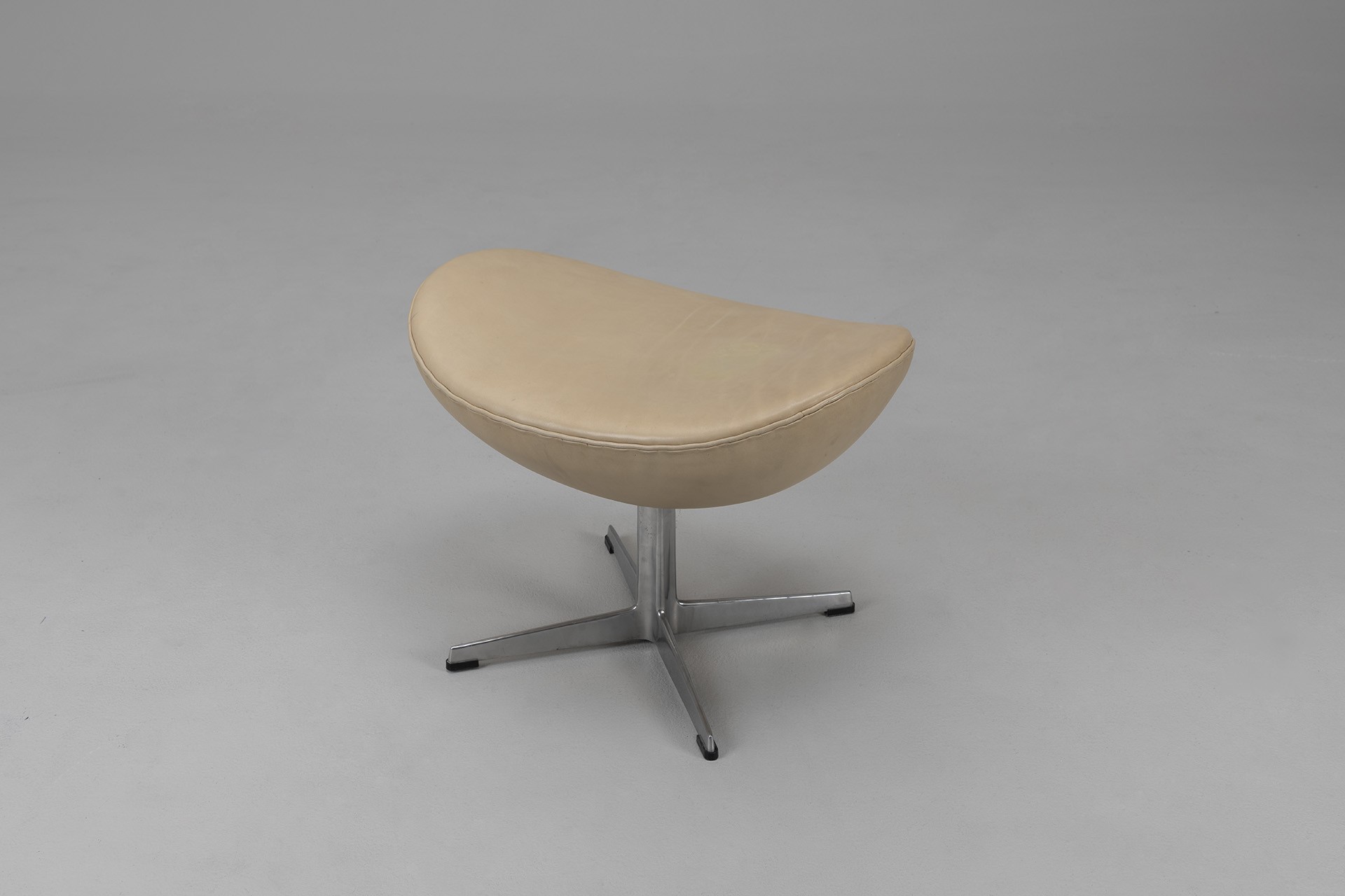 Egg Chair With Ottoman image 7