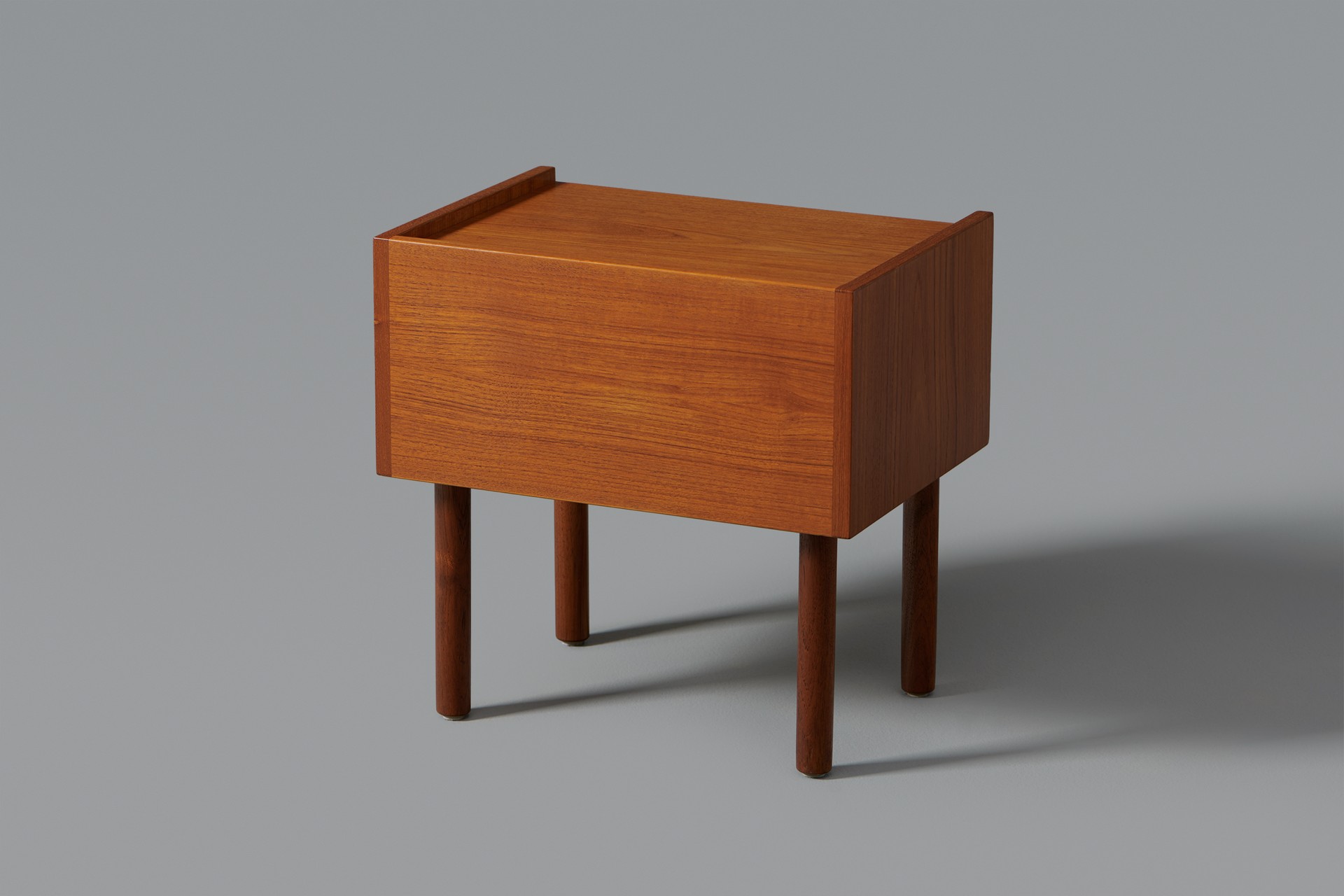 Pair of Bedside Tables, Model no. GE 430 image 3