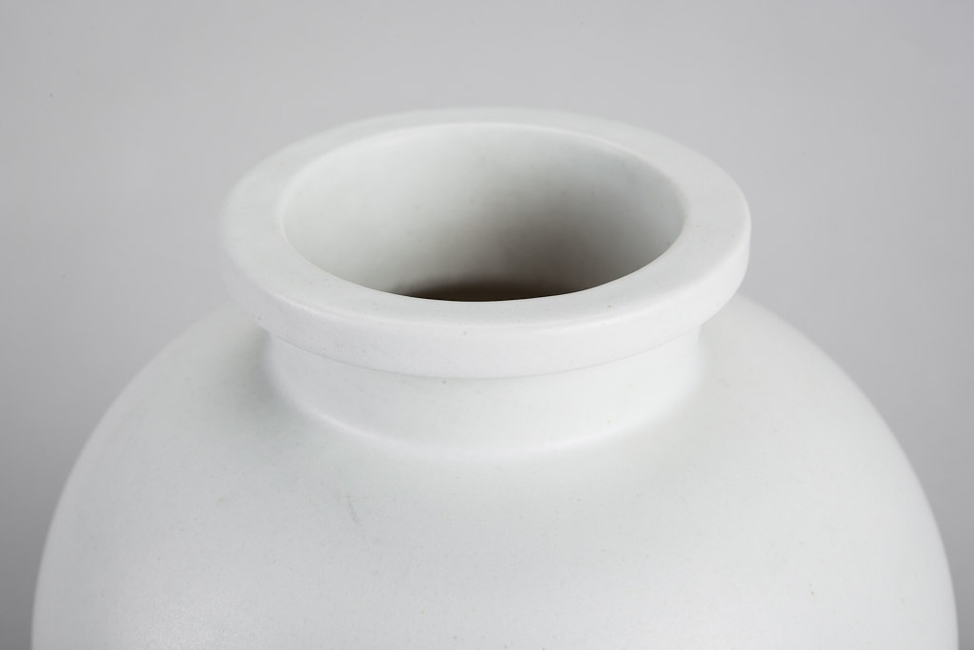 Pair of white Carrara Vases image 3