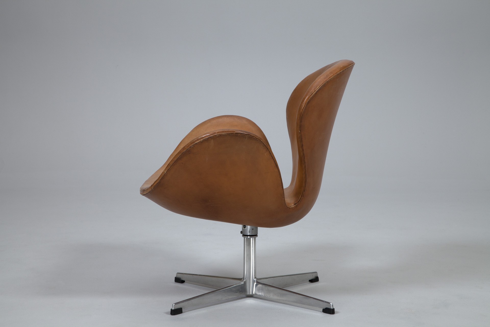 'Swan' Chair image 2