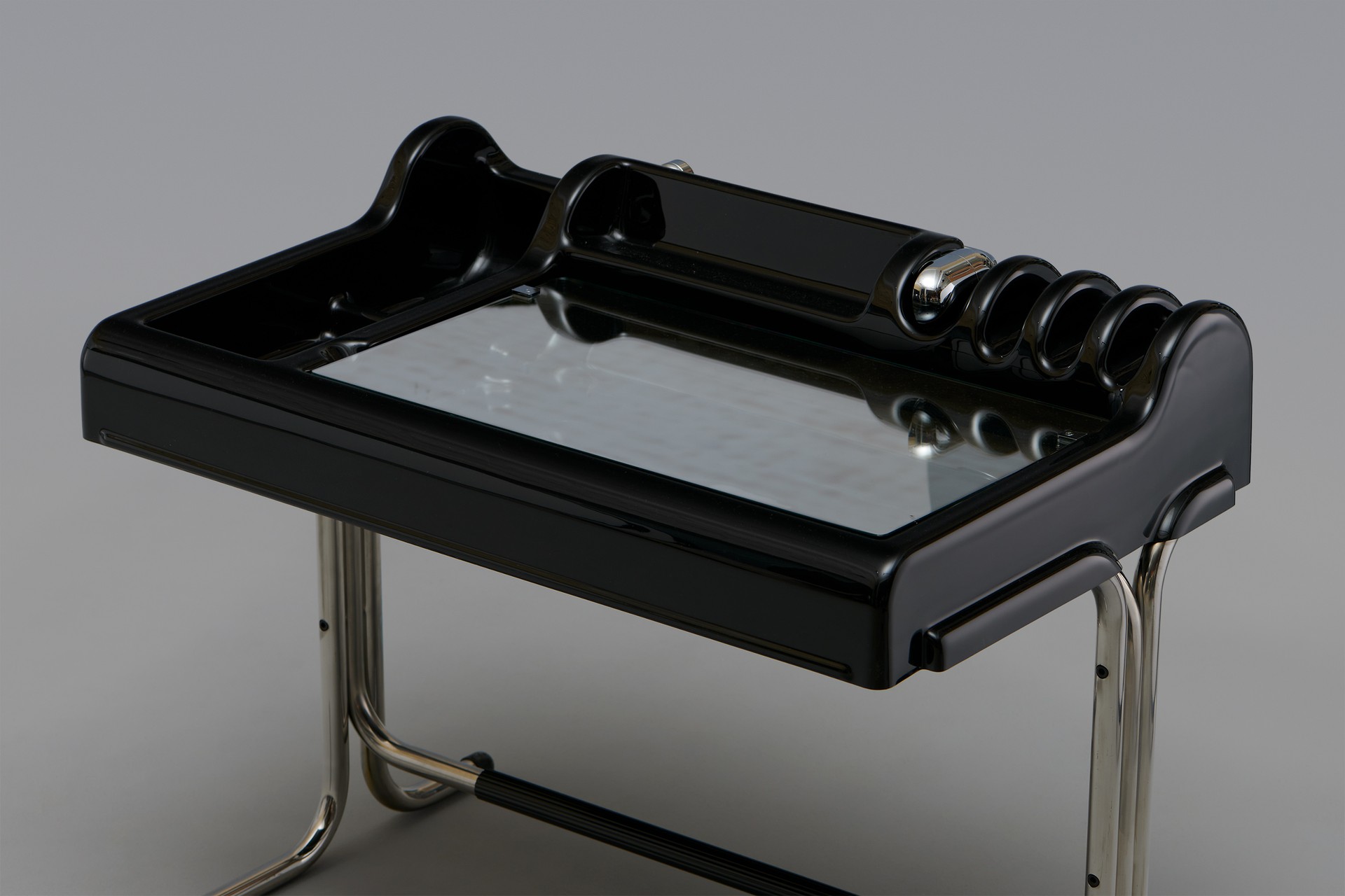 Pair of "Orix" Desks image 4