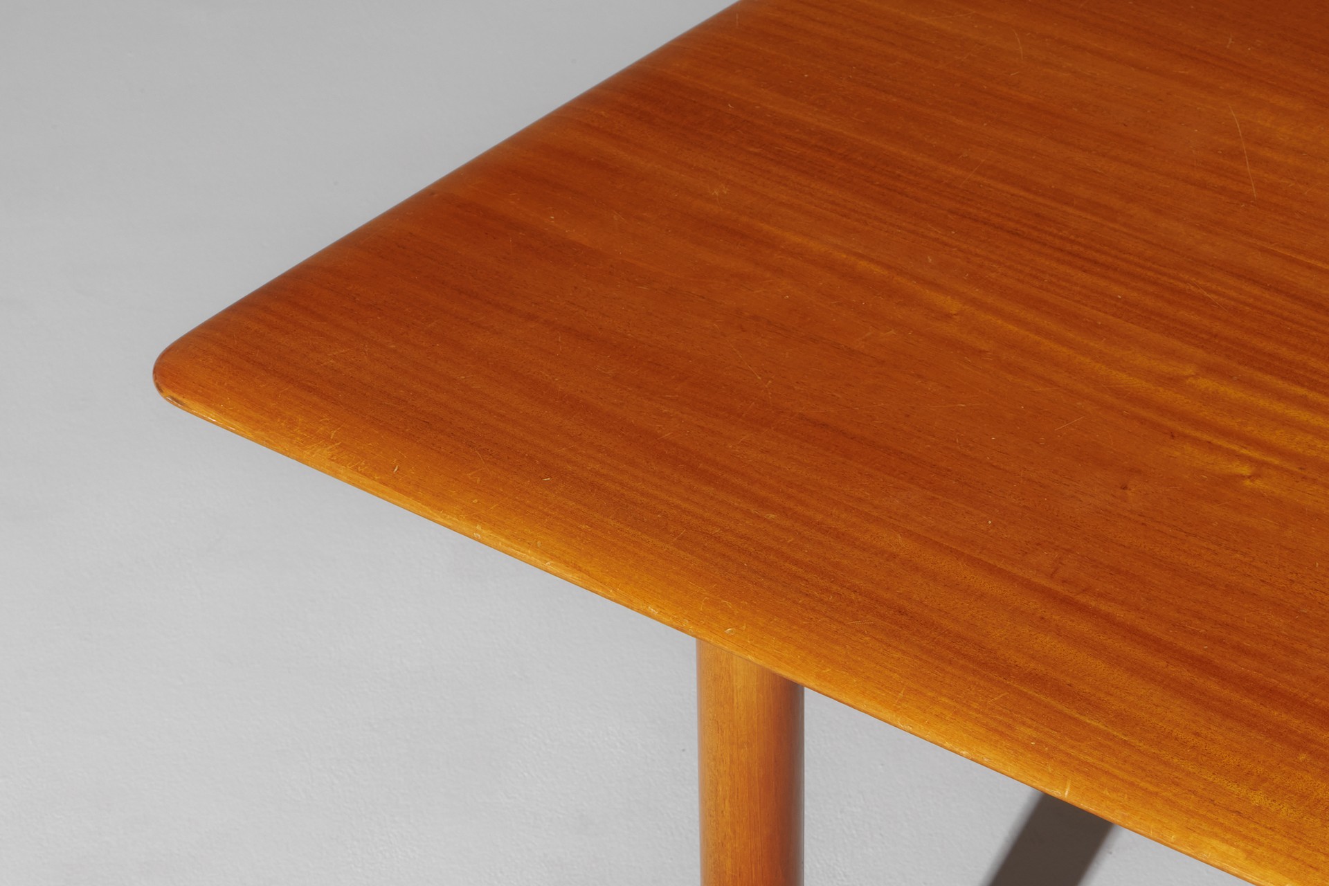 Desk / Table image 5
