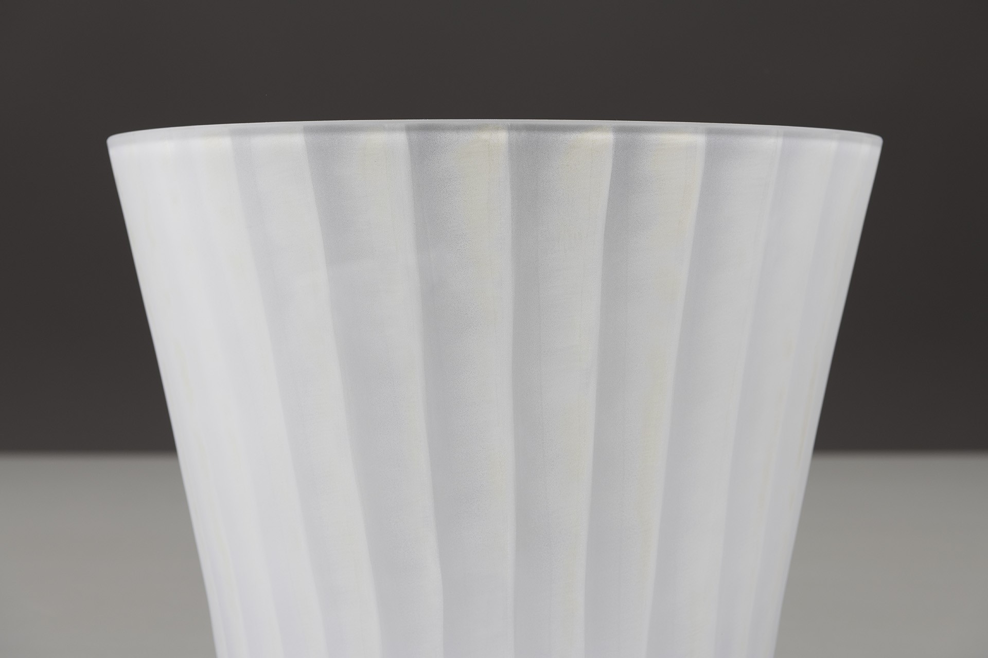 Two Vases image 4