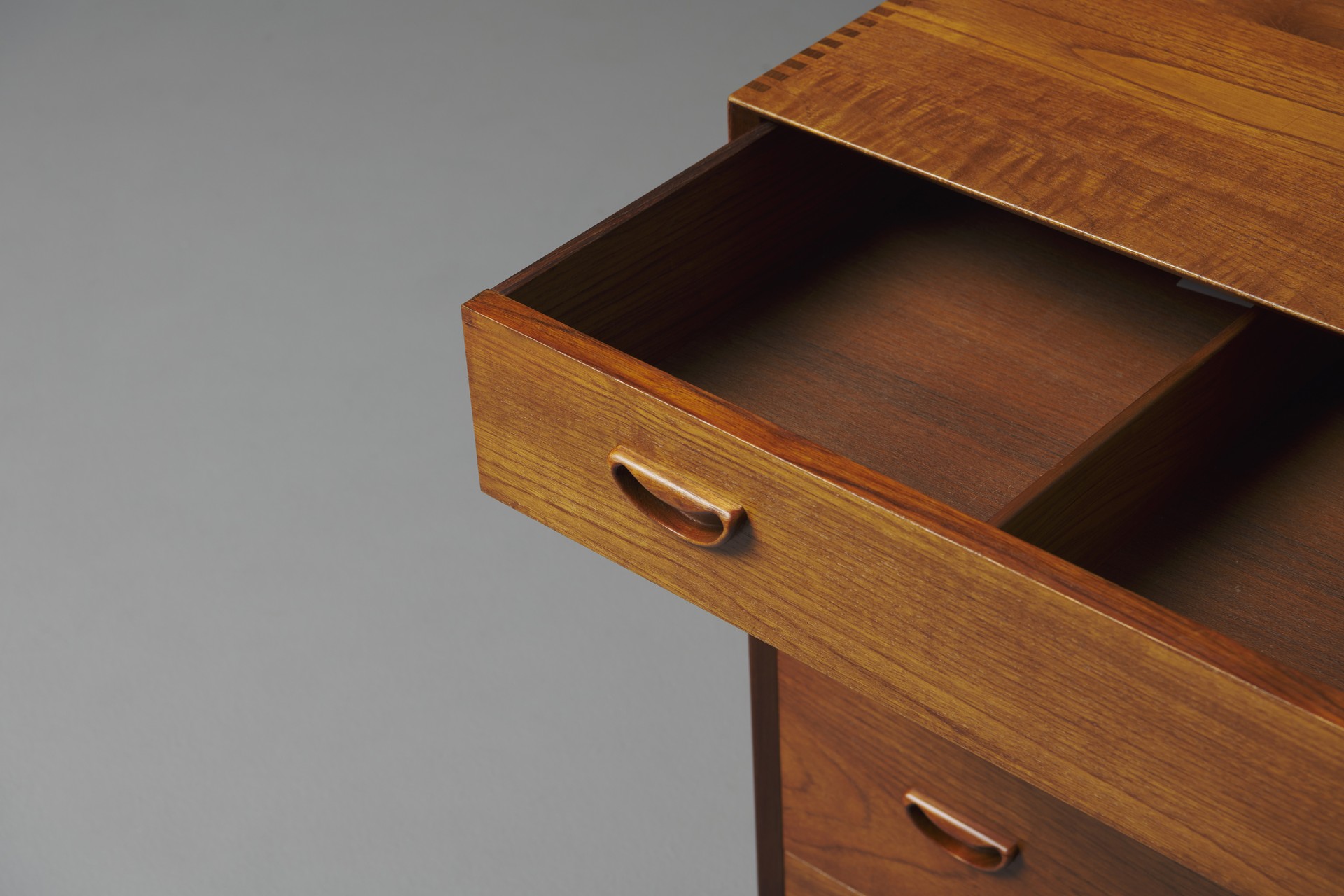 Chest of drawers image 5