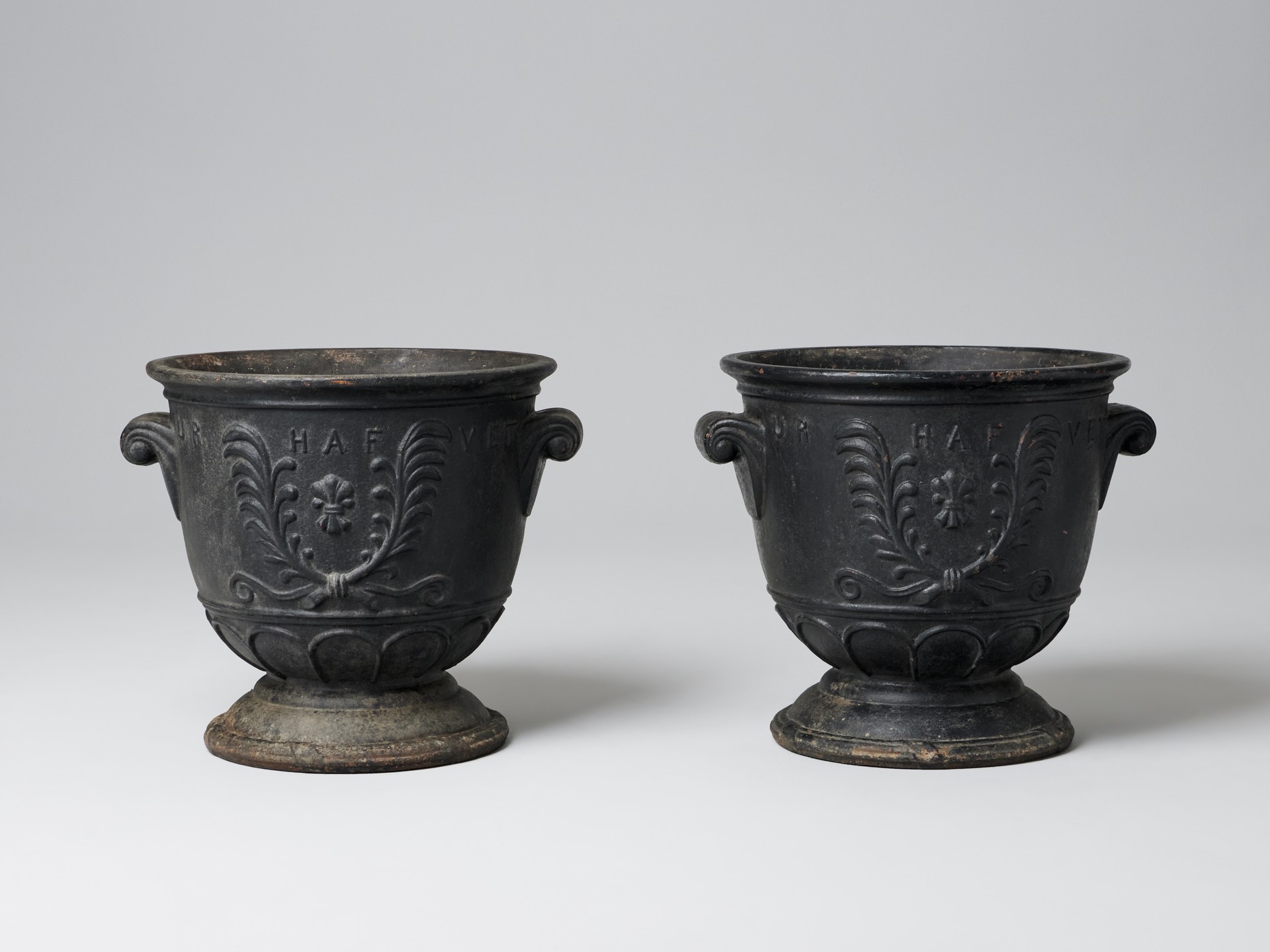 Pair of Urns image 4