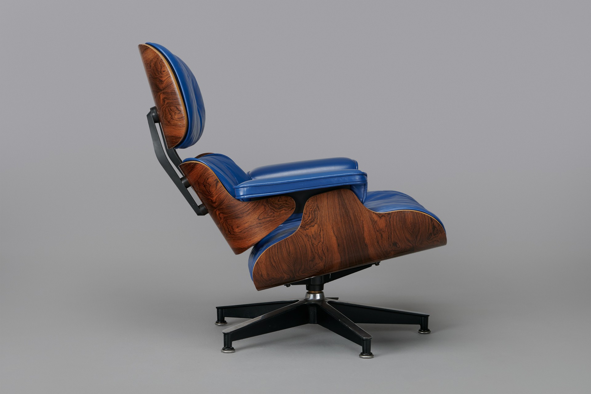 Lounge chair Model No. 670 & Ottoman Model No. 671 image 2