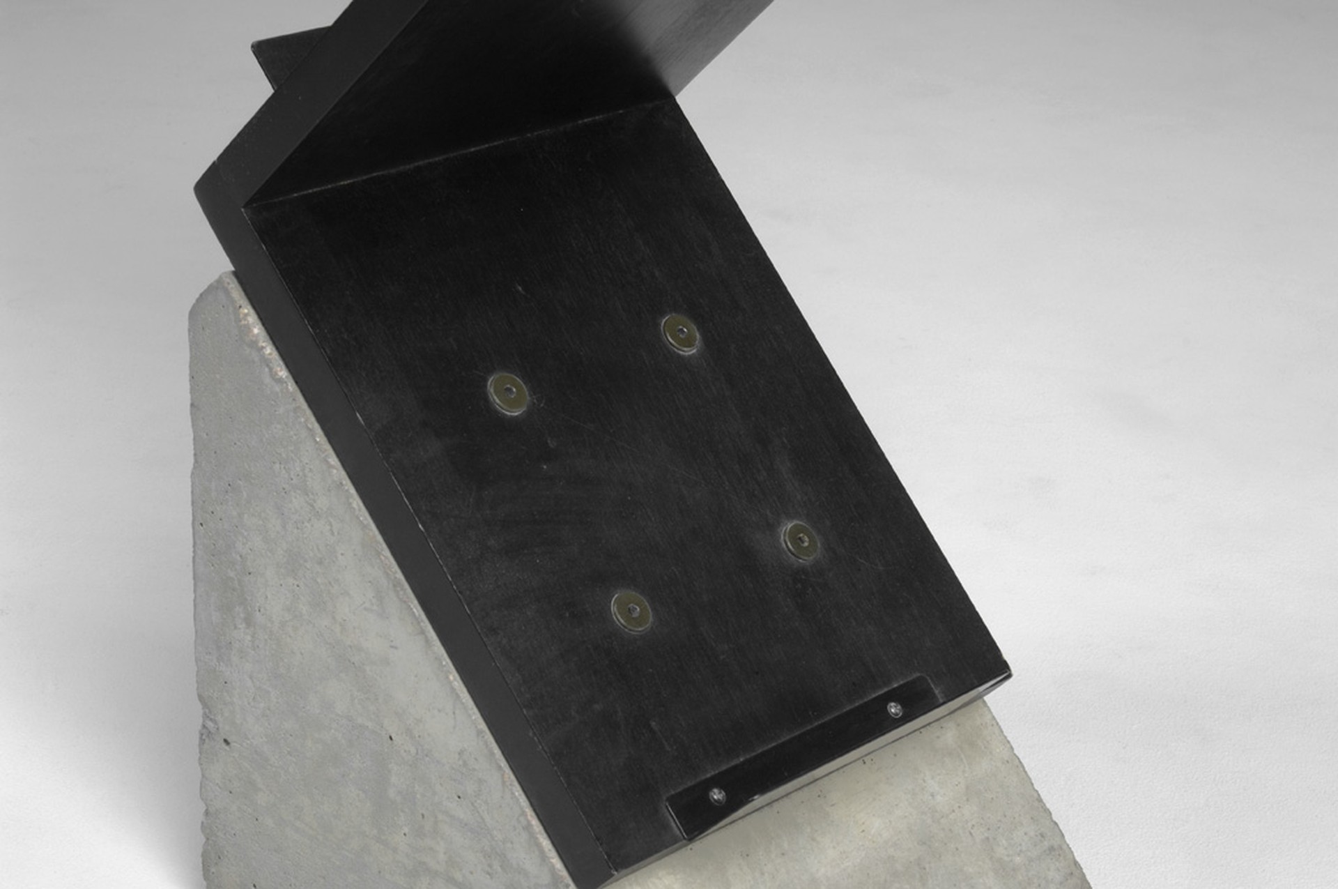 'Zink' book shelves image 2