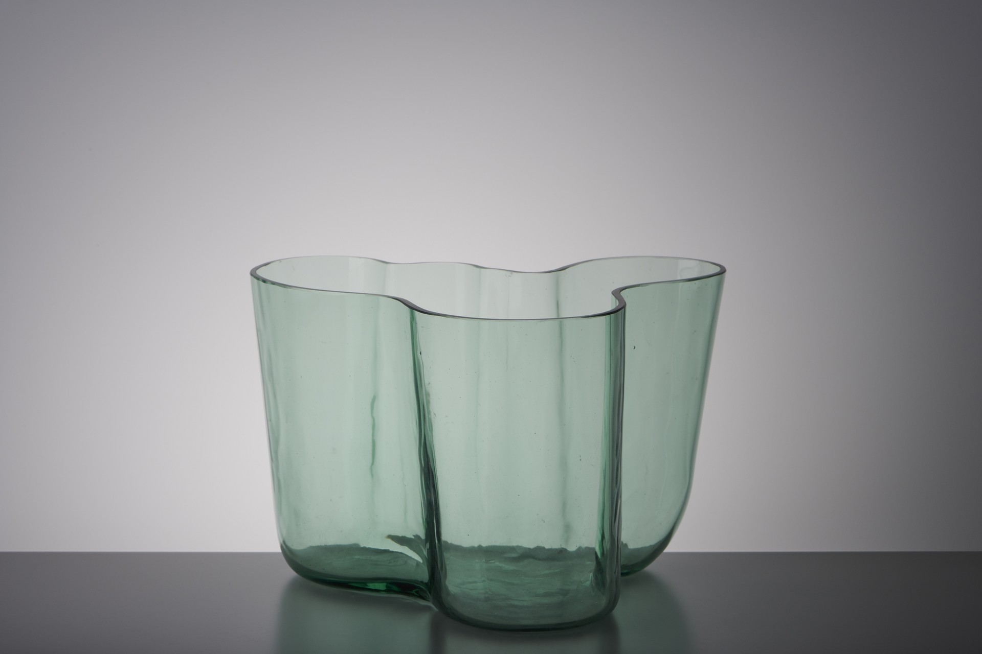 Early 'Savoy' Vase, Model no. 9750 image 2