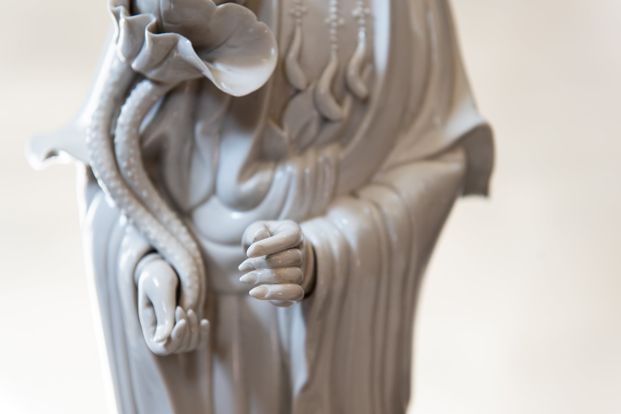 A large Pair of Blanc-de-Chine Guanyin Figures image 3